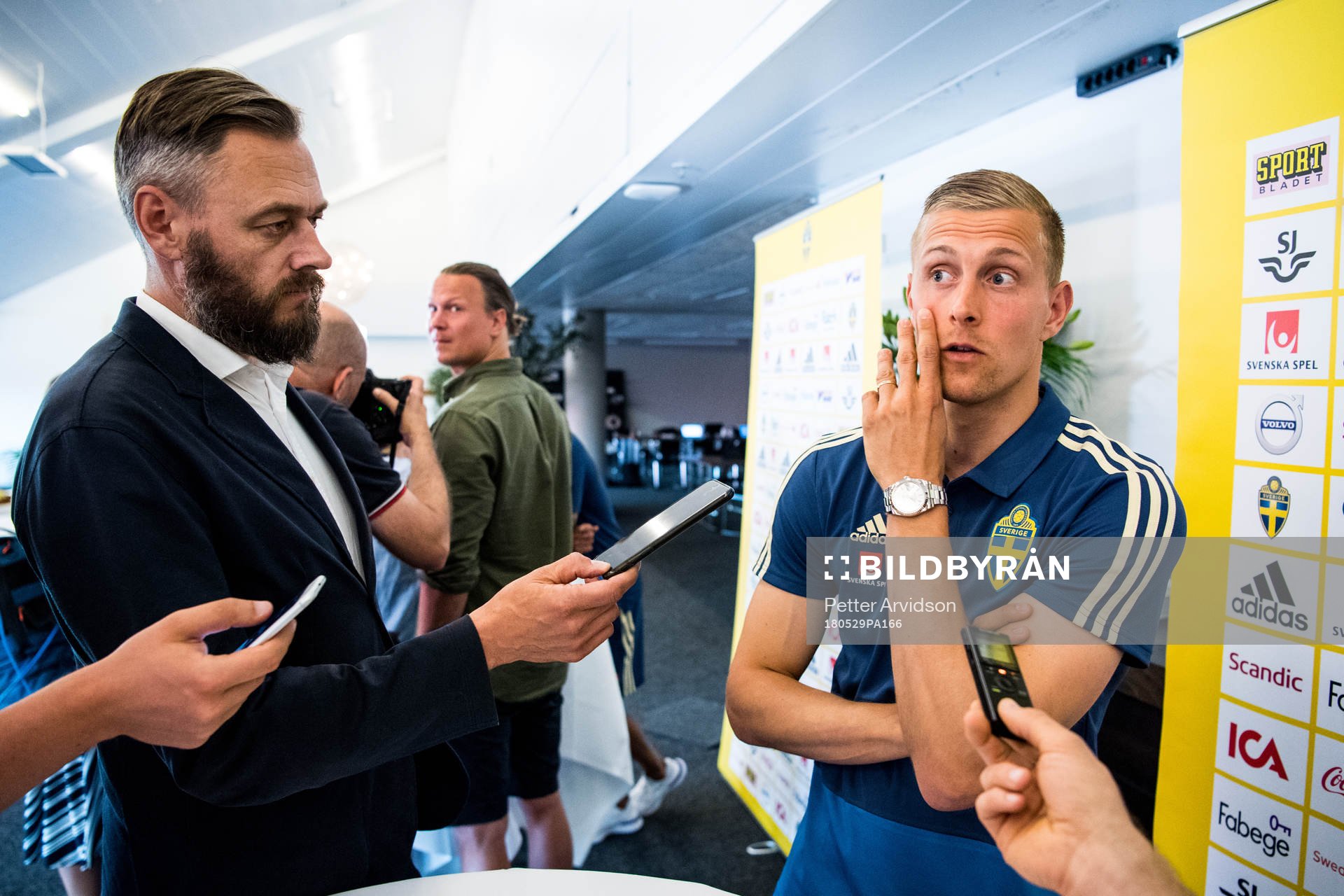 Journalisten Olof Lundh och målvakt Karl-Johan Johnsson i