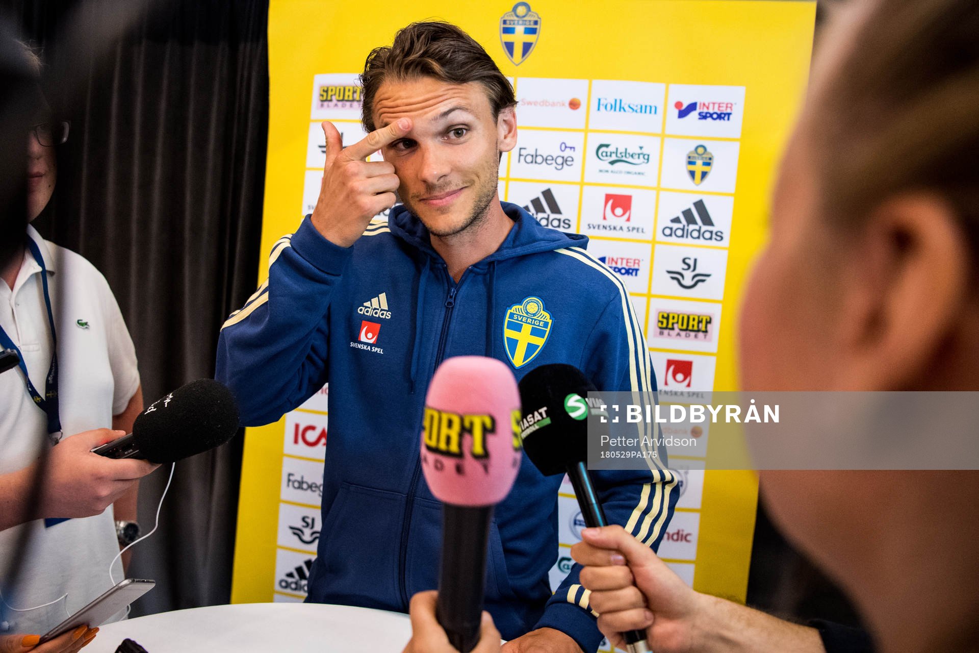 Albin Ekdal grinar illa