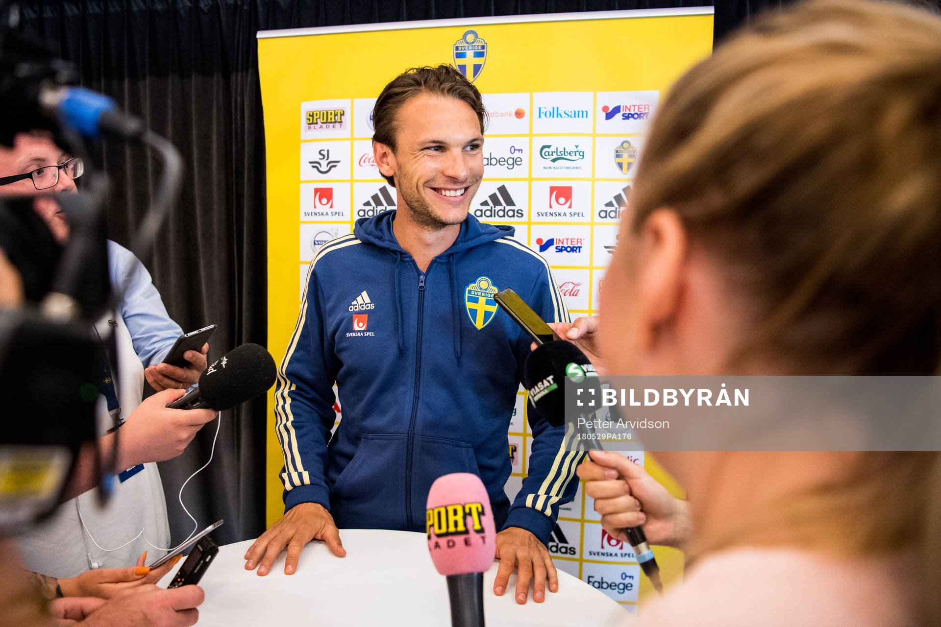 Albin Ekdal grinar illa