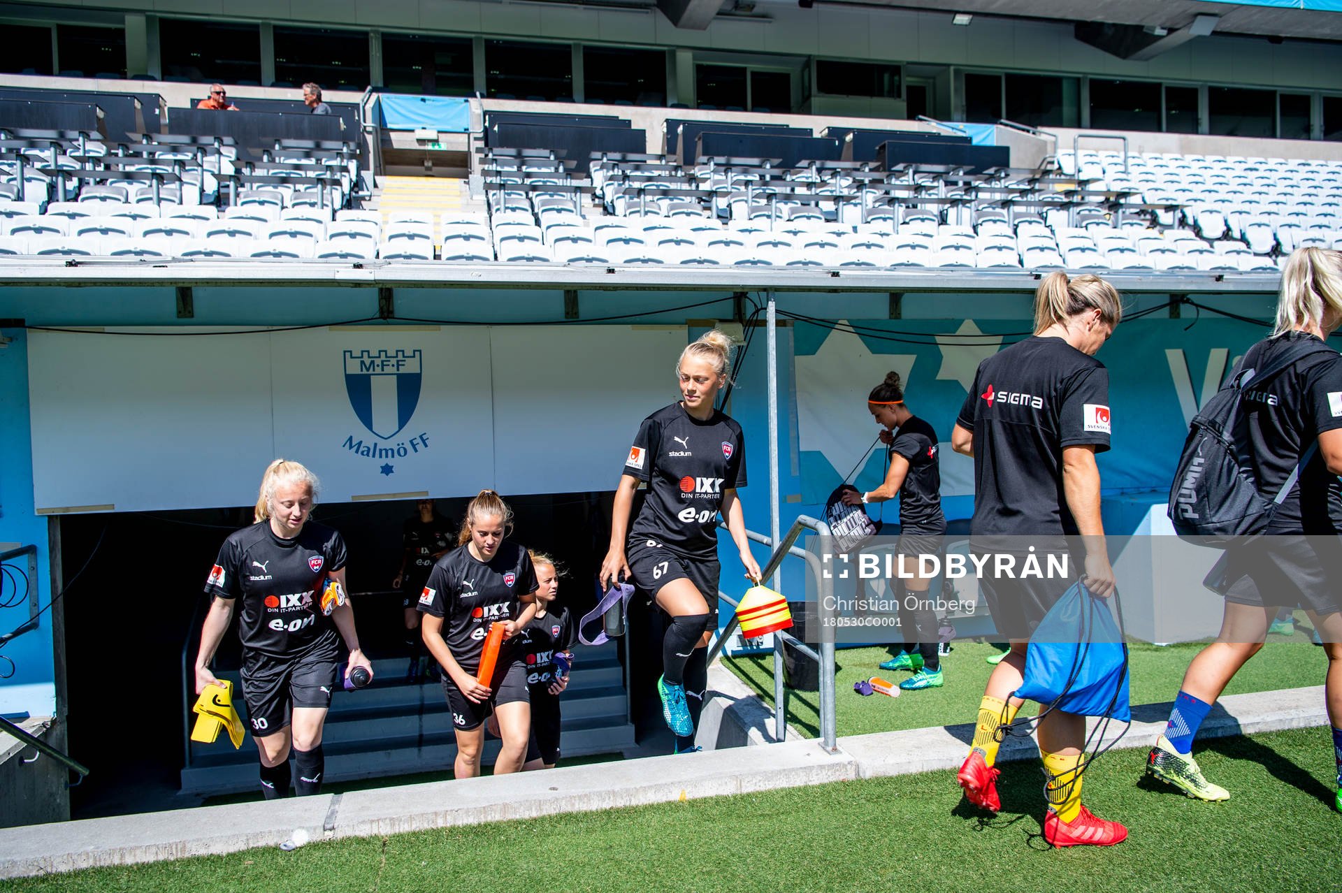 Spelarna på väg in innan FC Rosengårds träning på