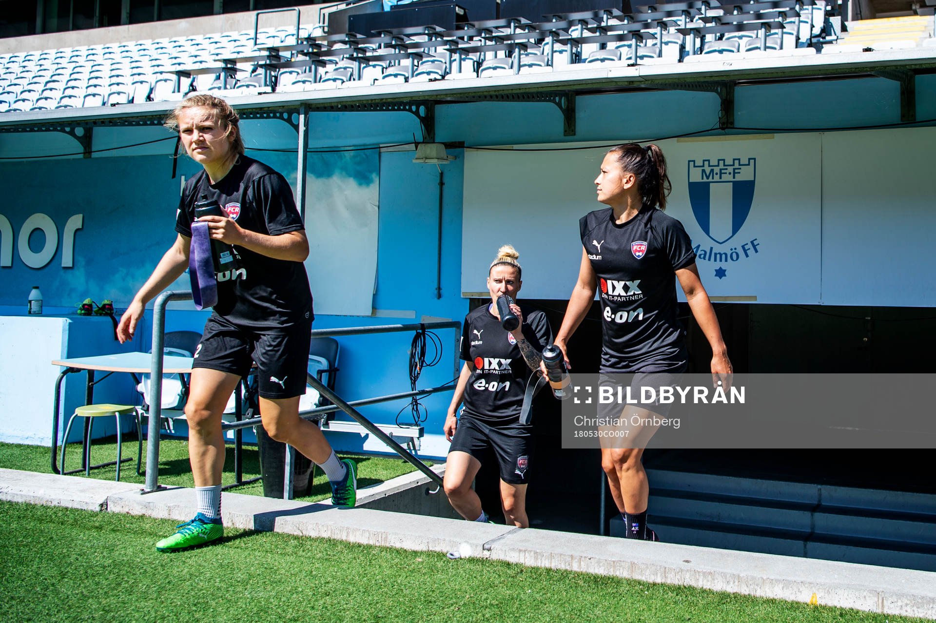 Fiona Brown, Anja Mittag och Alexandra Lowe Riley på väg