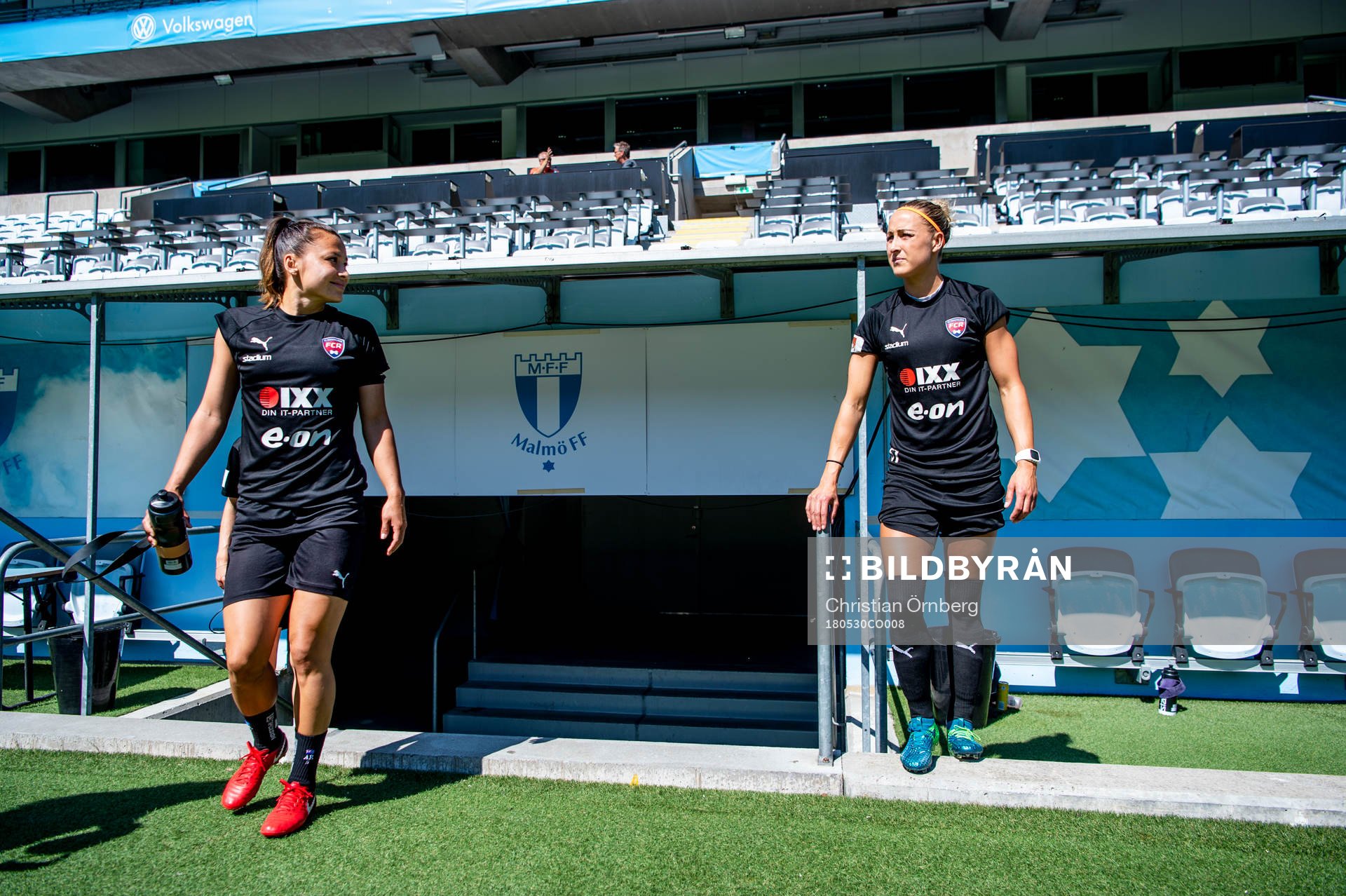 Alexandra Lowe Riley och Sanne Troelsgaard Nielsen på väg