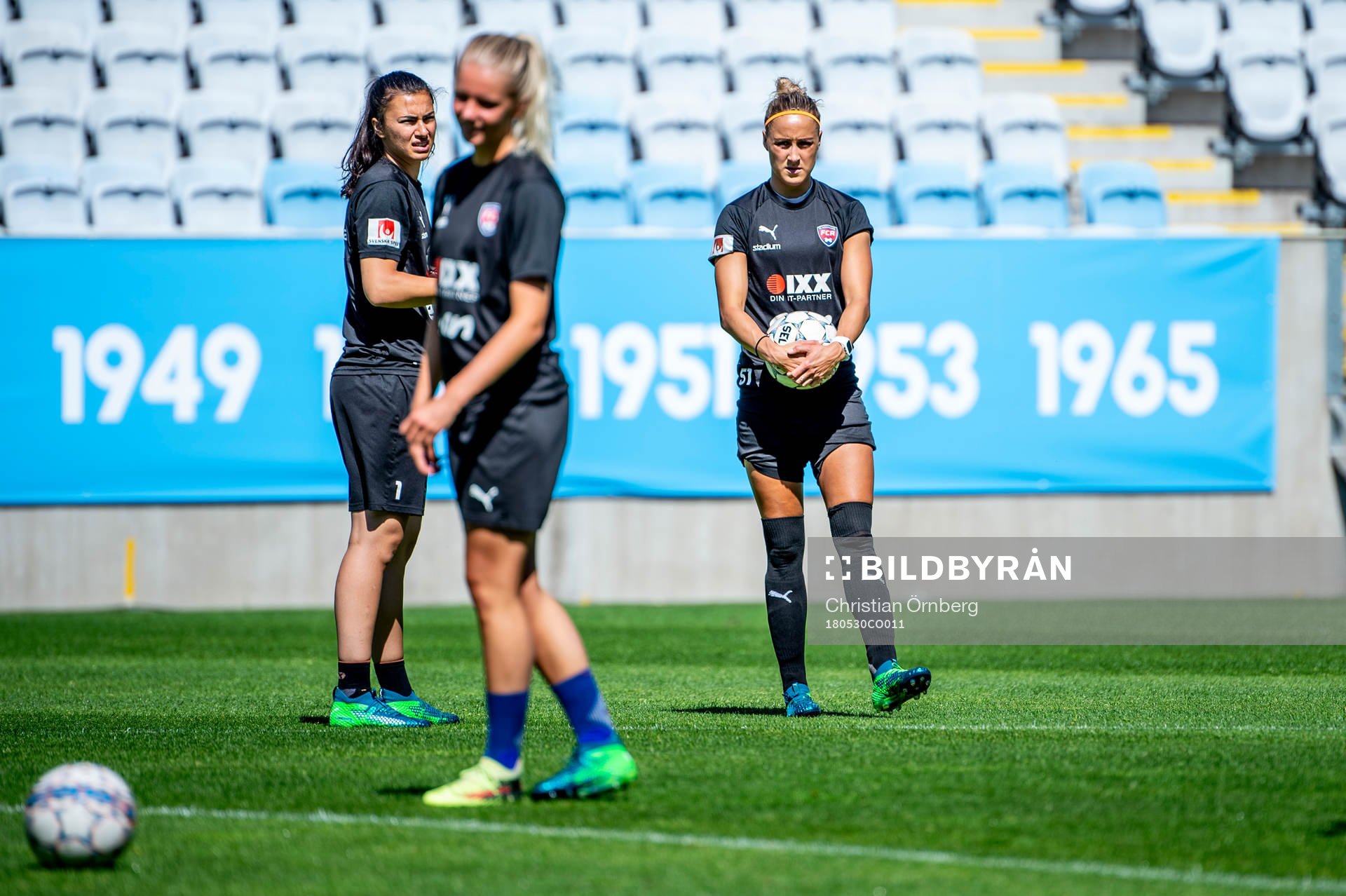 Målvakt Zecira Musovic och Sanne Troelsgaard Nielsen