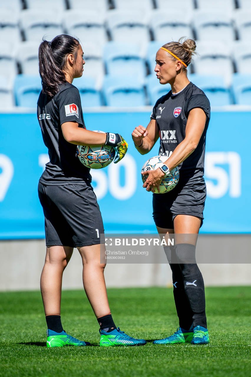 Målvakt Zecira Musovic och Sanne Troelsgaard Nielsen