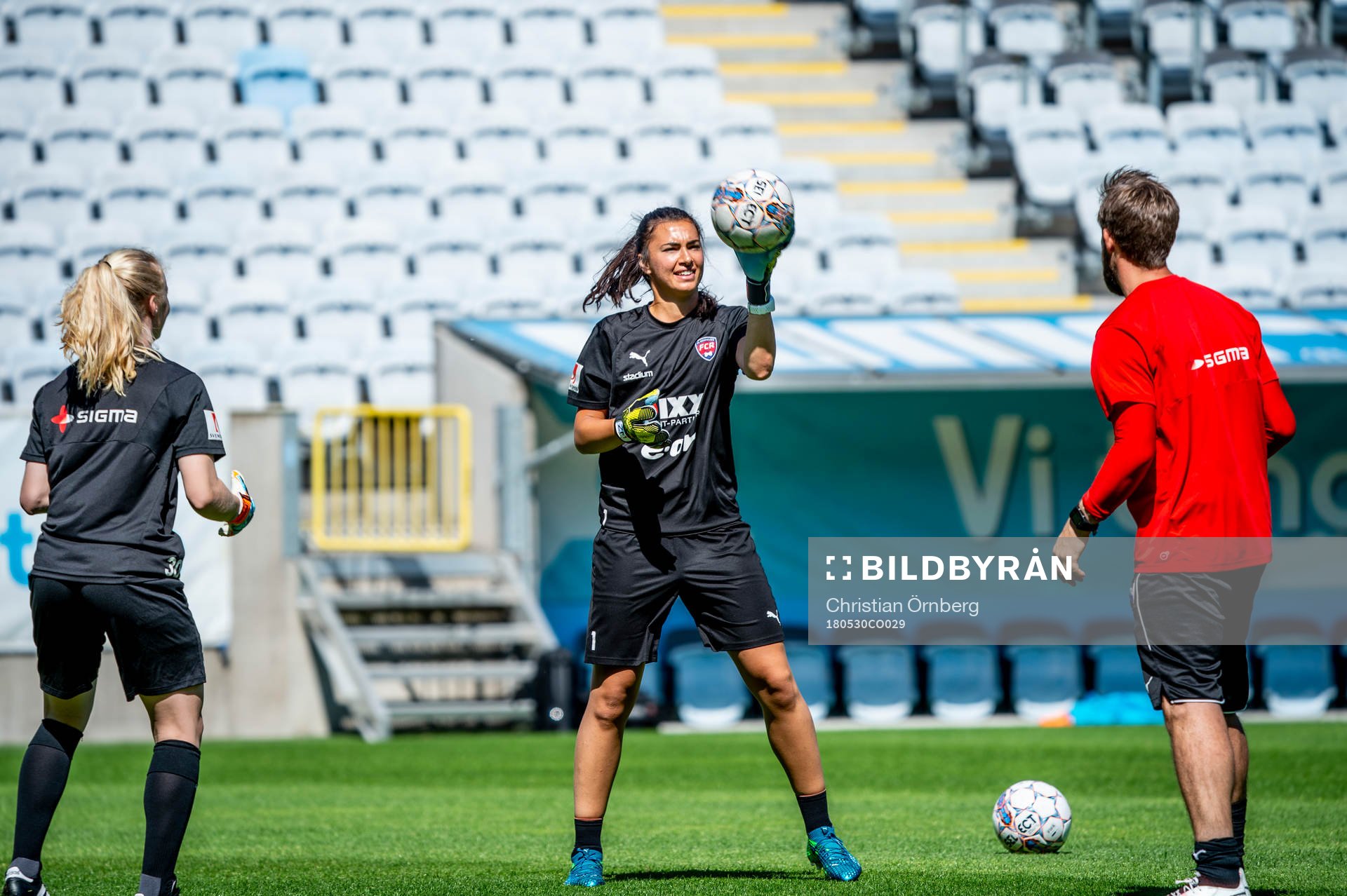 Rosengårds målvakt Josephine Frigge och målvakt Zecira Musovic under FC Rosengårds träning på Stadion den 30 maj 2018 i Malmö.