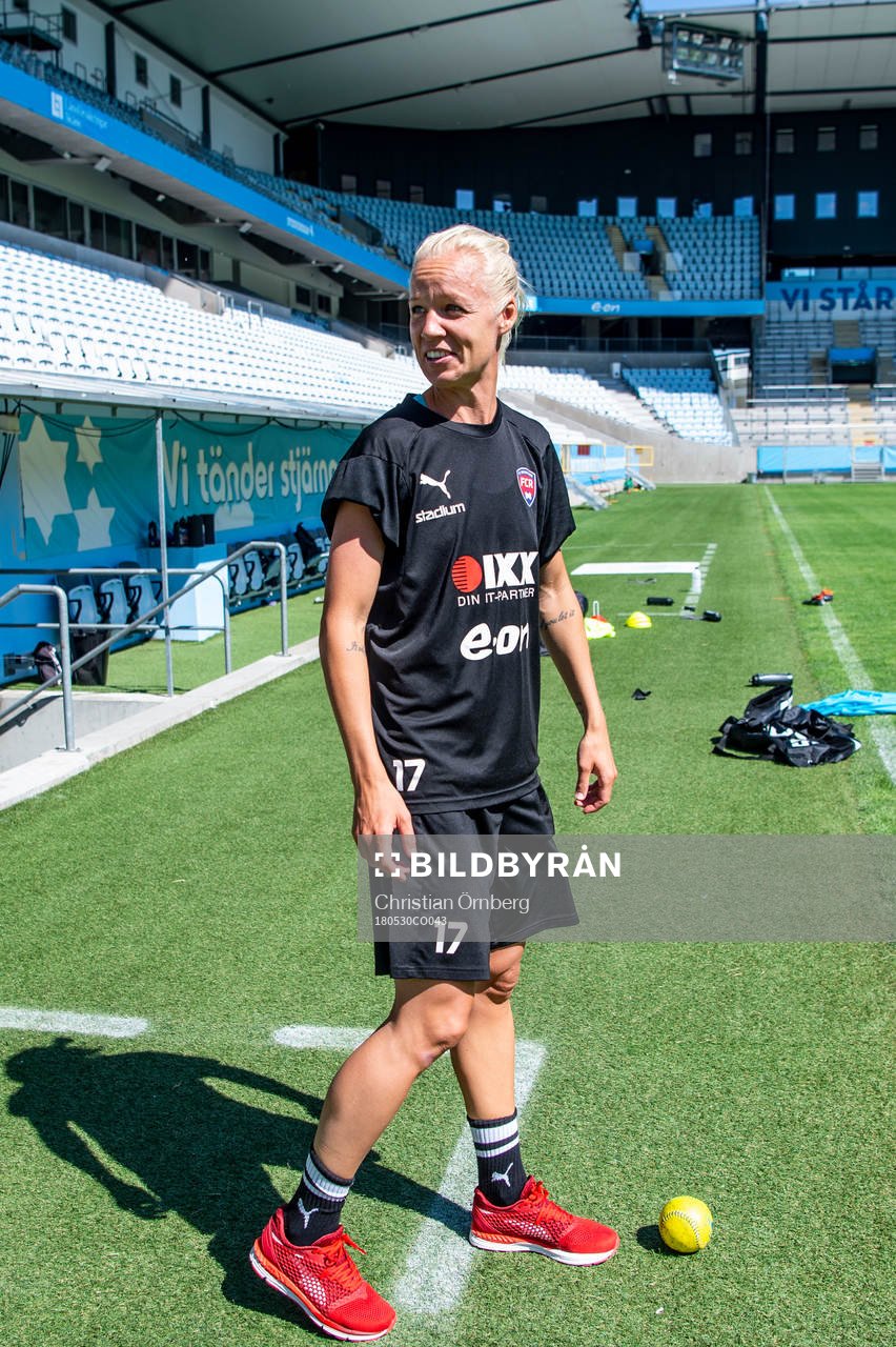 Caroline Seger kommer in på planen