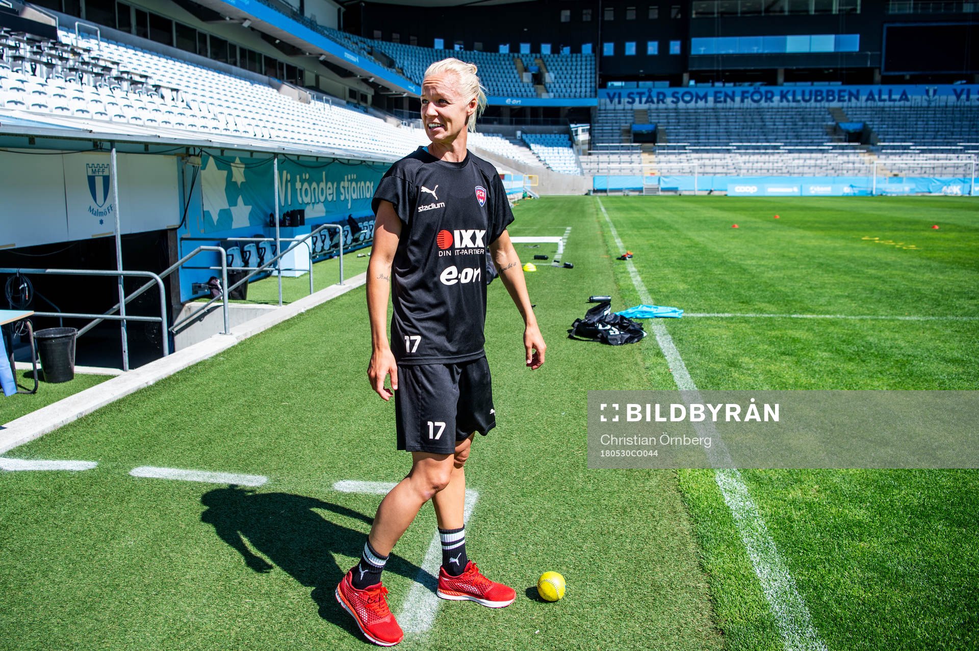 Caroline Seger kommer in på planen under FC Rosengårds träning på Stadion den 30 maj 2018 i Malmö.