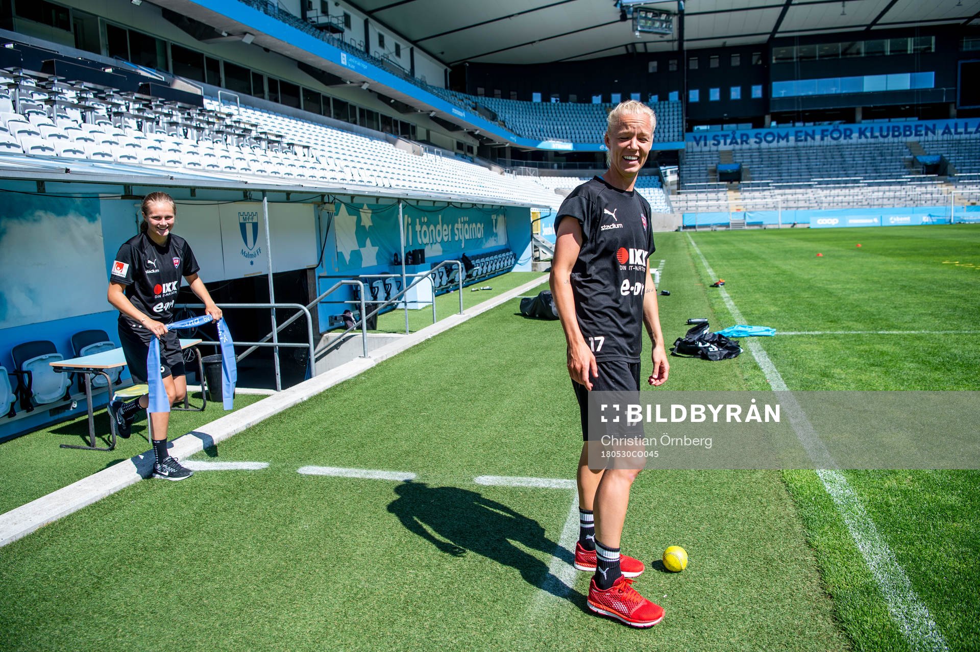 Caroline Seger kommer in på planen under FC Rosengårds träning på Stadion den 30 maj 2018 i Malmö.