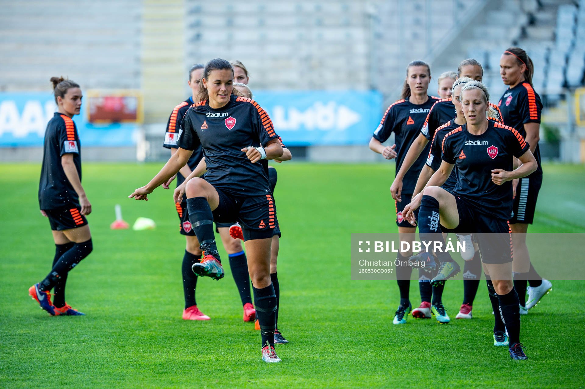 Anna Welin och Mia Persson i täten under LB07s träning på Stadion den 30 maj 2018 i Malmö.