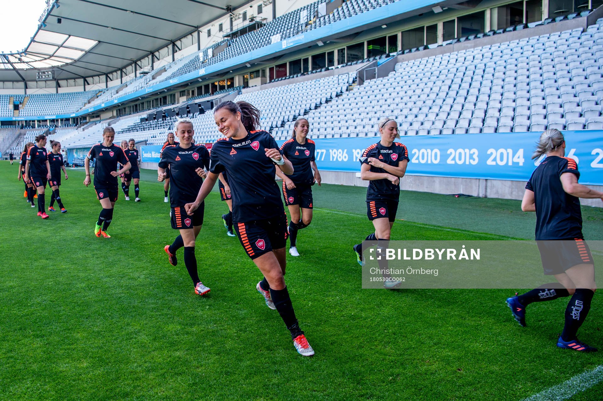 Anna Welin med lagkamraterna under LB07s träning på Stadion den 30 maj 2018 i Malmö.