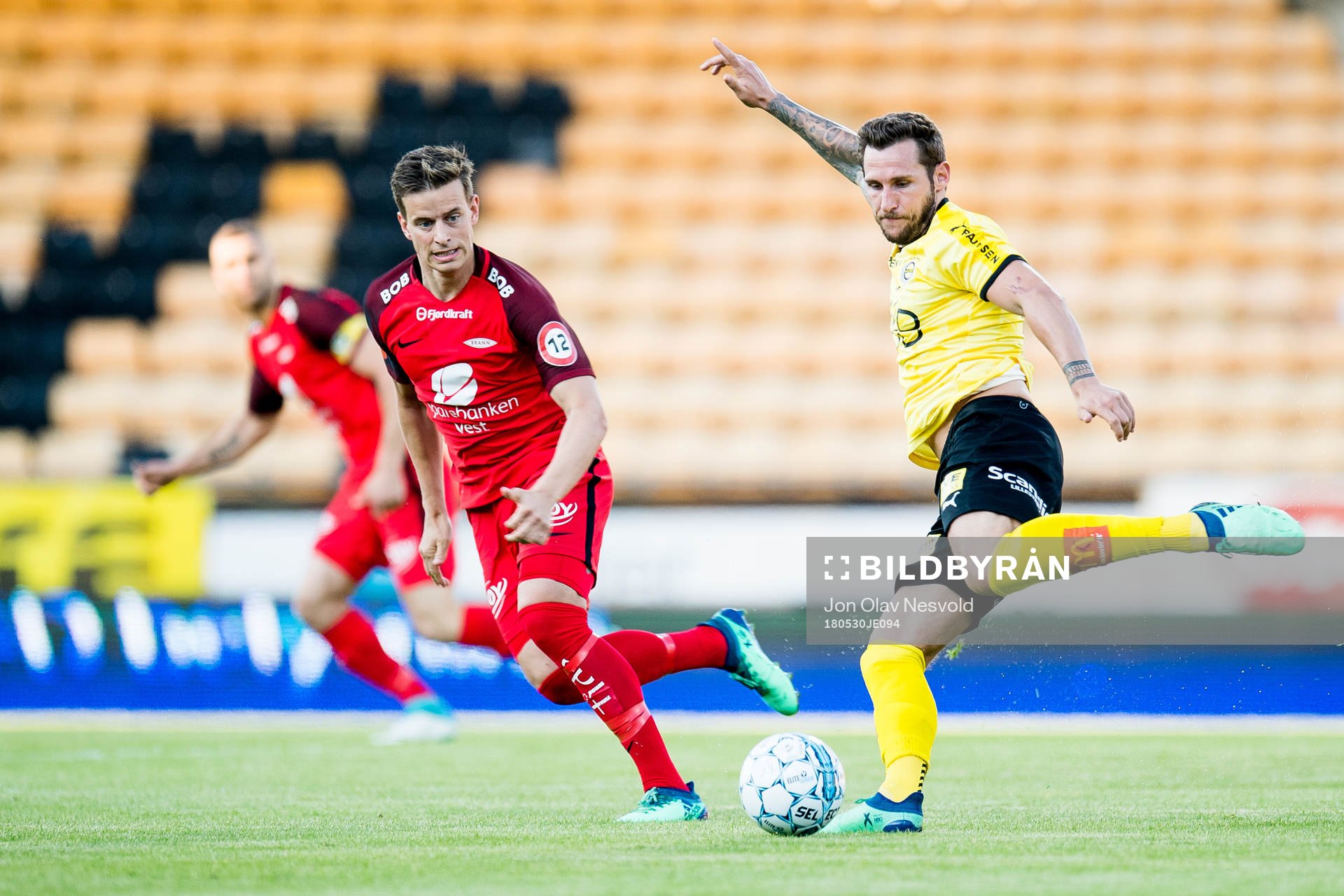 Jonas Grønner of Brann and Gary Martin of Lillestrøm