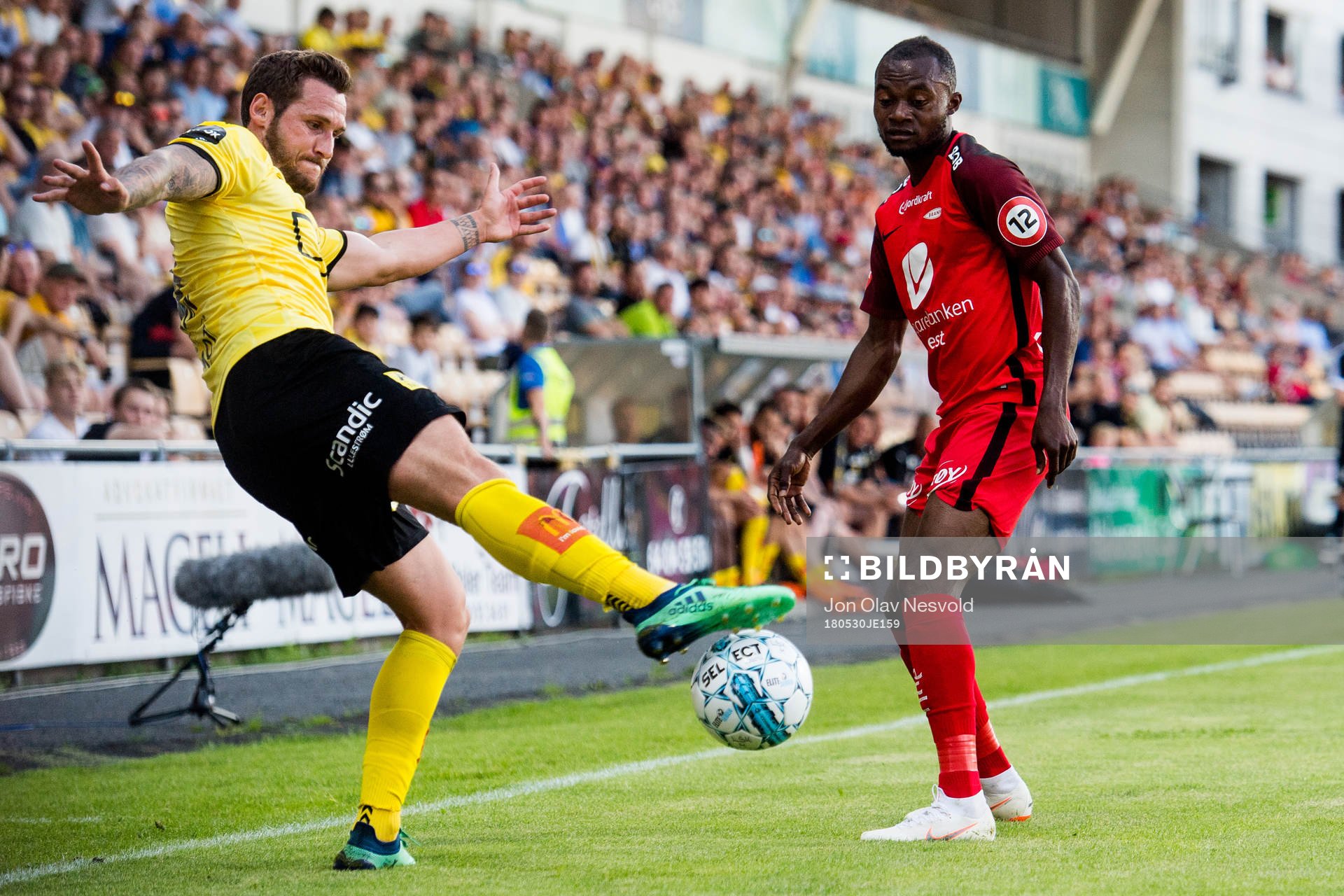 Gary Martin of Lillestrøm and Gilbert Koomson of Brann