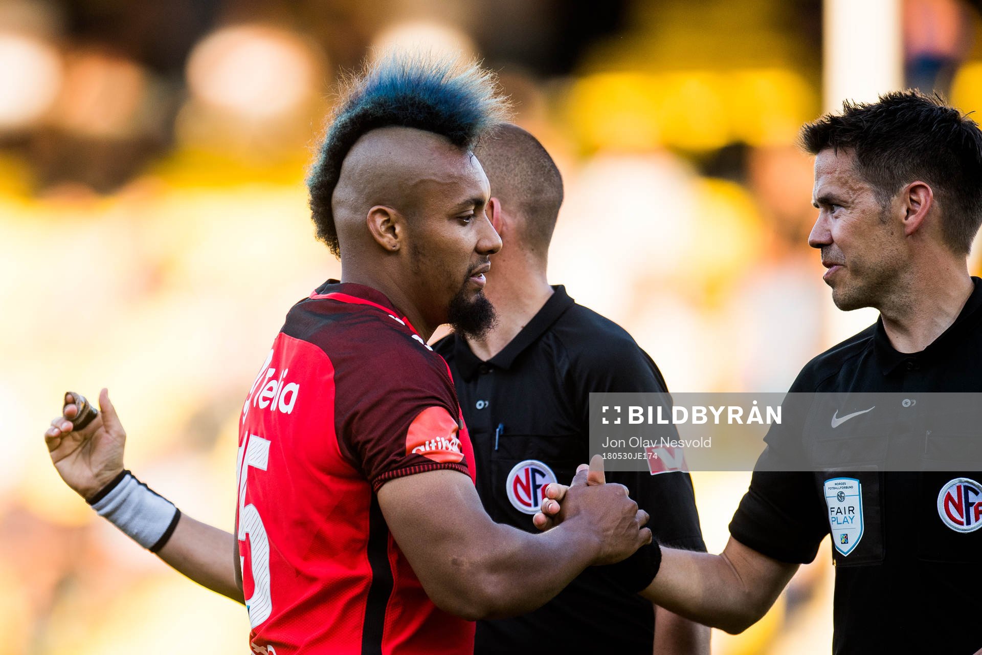 Bismar Acosta of Brann and Tom Harald Hagen, referee