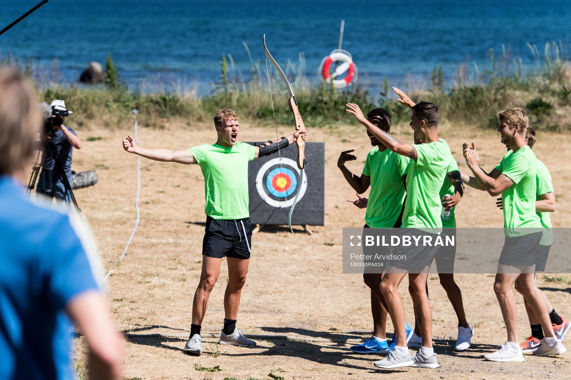 Sveriges Oscar Hiljemark jublar när han skjuter pilbåge under en teambuilding som också är en TV-inspelning för en miniserie som ska sändas i SVT under Svenska fotbollslandslaget förläger inför fotbolls-VM den 30 maj 2018 i Båstad.