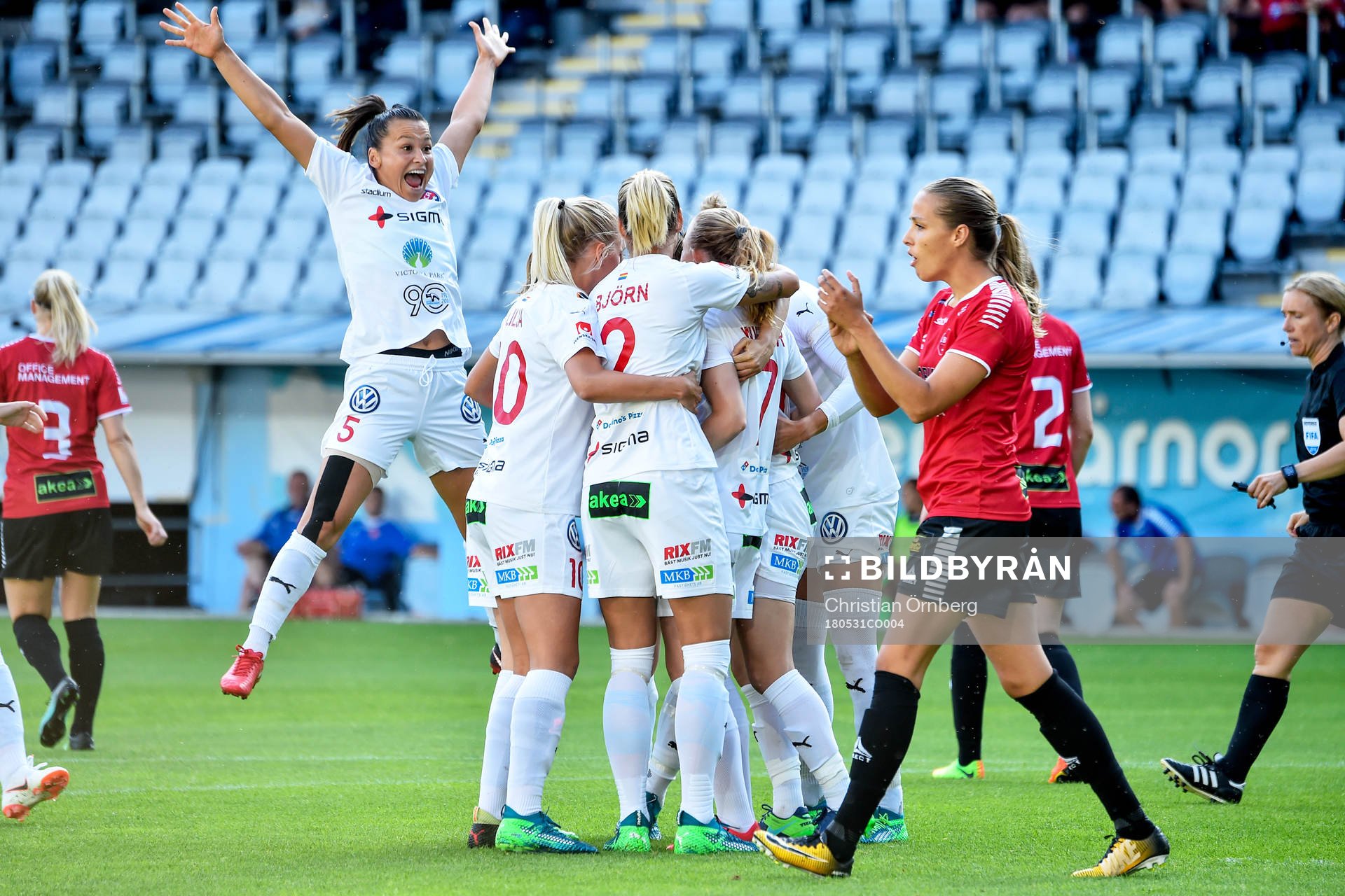 Rosengårds Iva Landeka jublar med lagkamrater efter 0-1 på straff under fotbollsmatchen i Damallsvenskan mellan LB07 och Rosengård den 31 maj 2018 i Malmö.