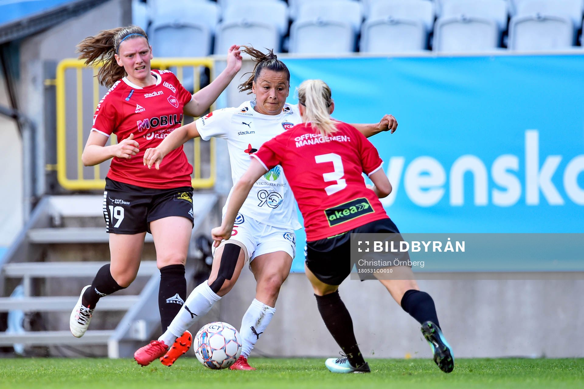 Rosengårds Alexandra Lowe Riley och Limhamn Bunkeflos Rebecka Persson och Malin Winberg under fotbollsmatchen i Damallsvenskan mellan LB07 och Rosengård den 31 maj 2018 i Malmö.