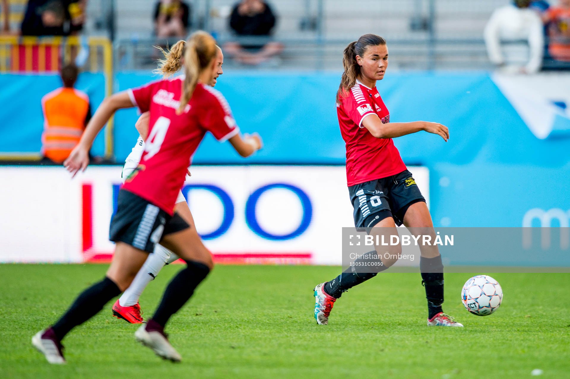 Limhamn Bunkeflos Anna Welin med bollen