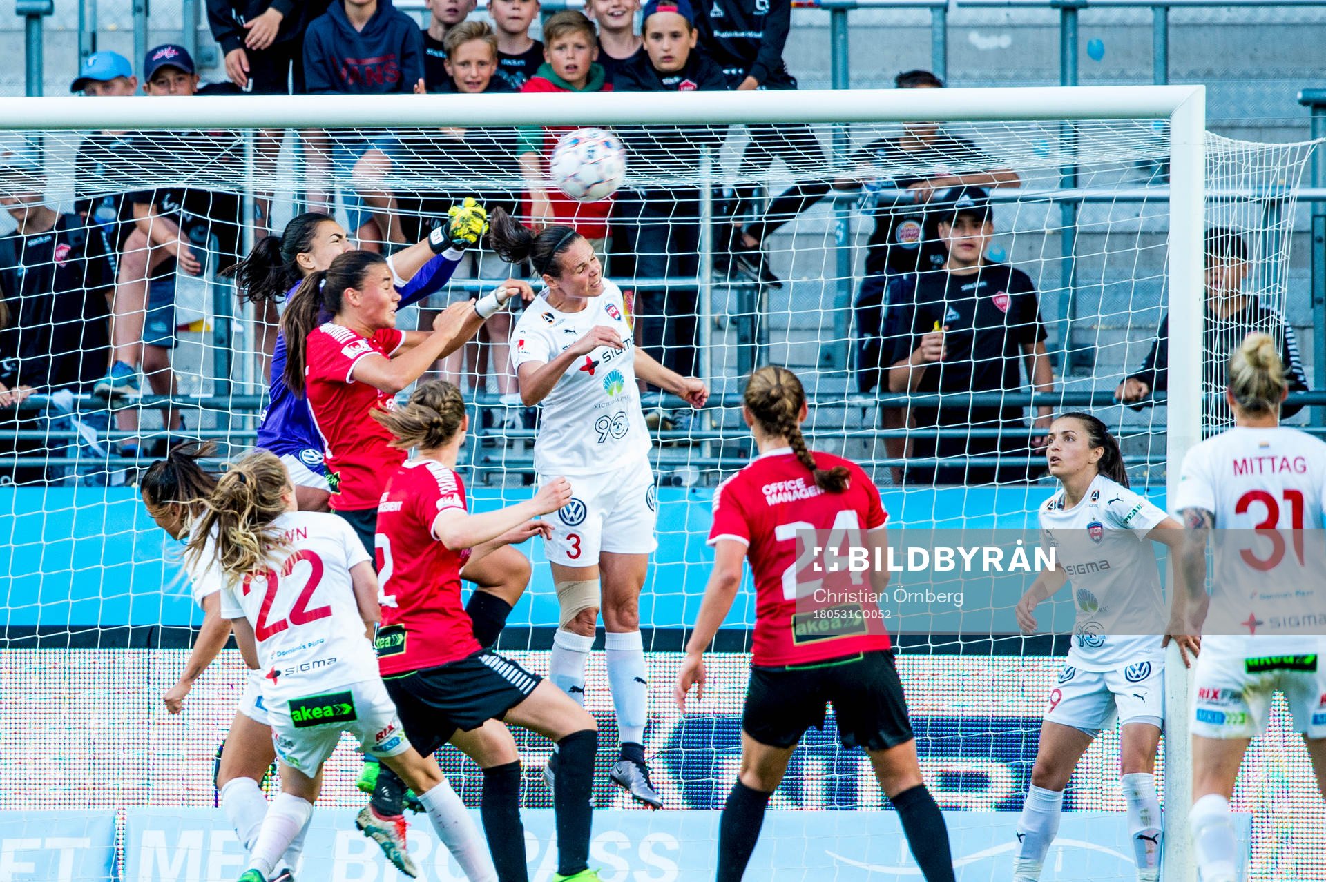 Limhamn Bunkeflos Anna Welin mot Rosengårds målvakt