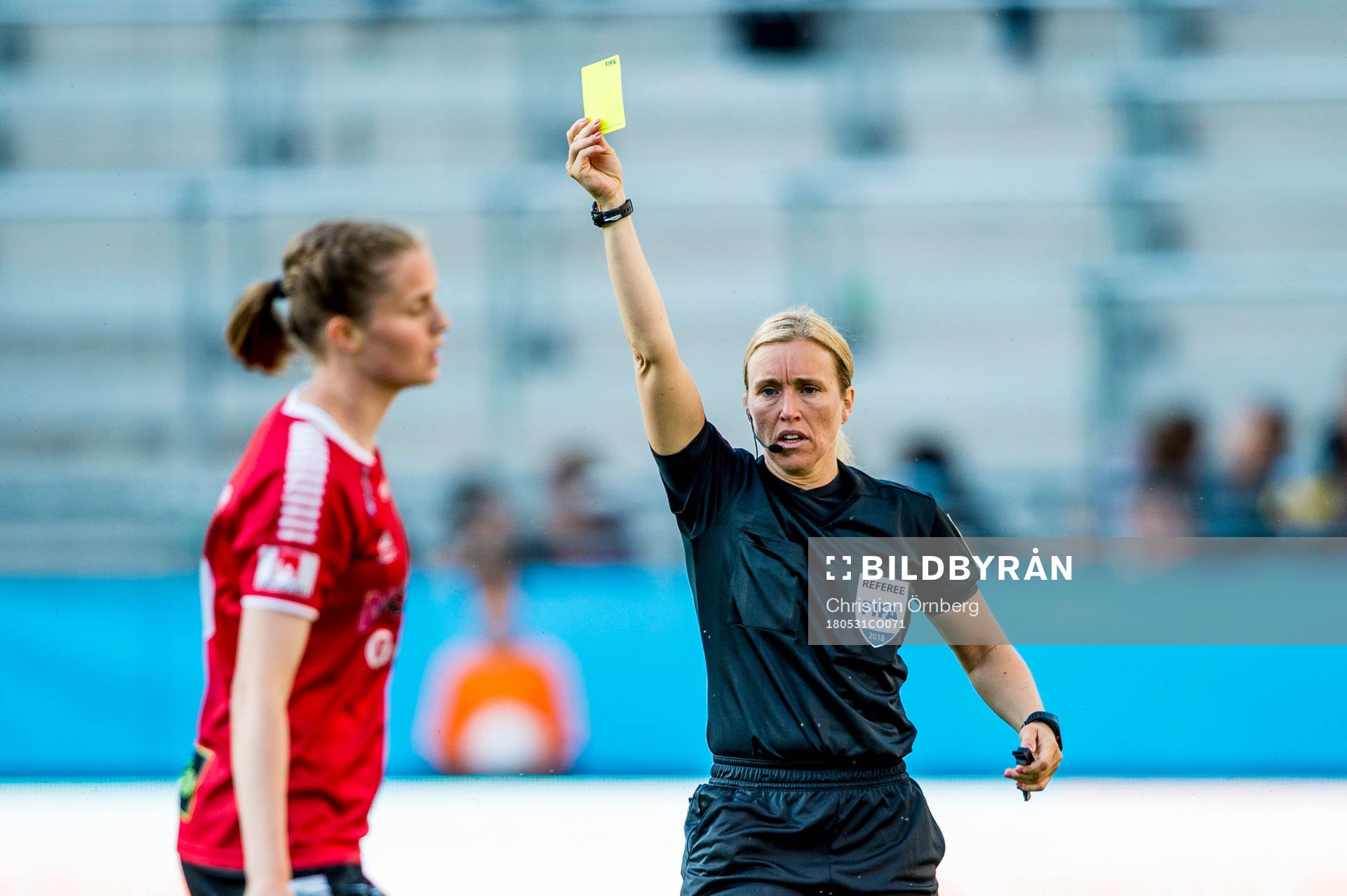 Domare Sara Persson ger Limhamn Bunkeflos Maria Möller