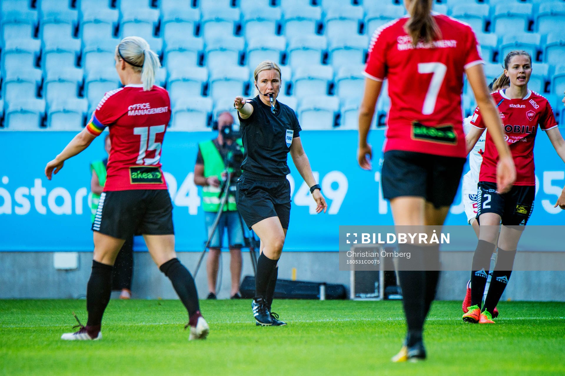 Domaren Sara Persson pekar på straffpunkten under fotbollsmatchen i Damallsvenskan mellan LB07 och Rosengård den 31 maj 2018 i Malmö.