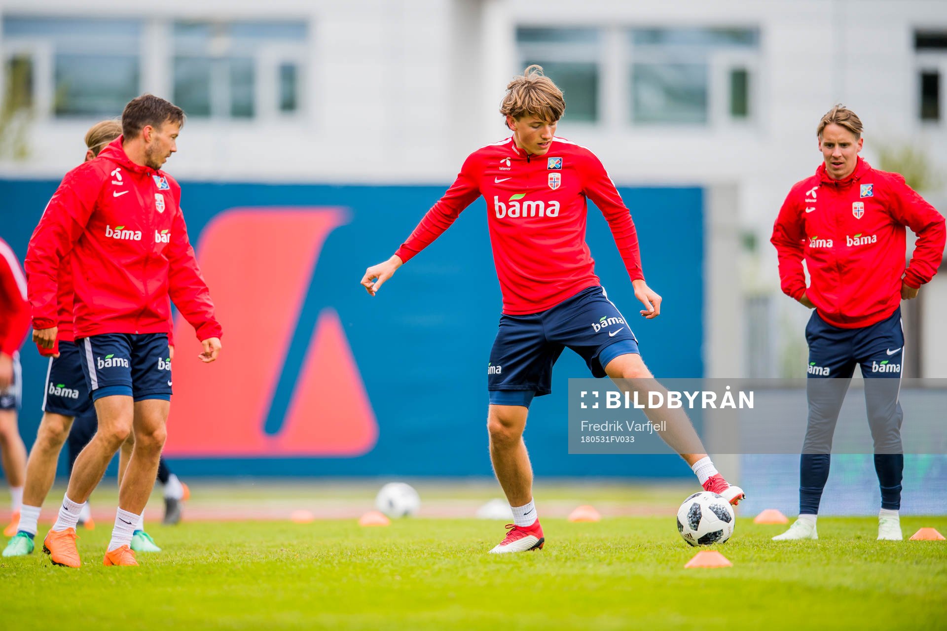 Martin Linnes, Sander Berge and Stefan Johansen of Norway