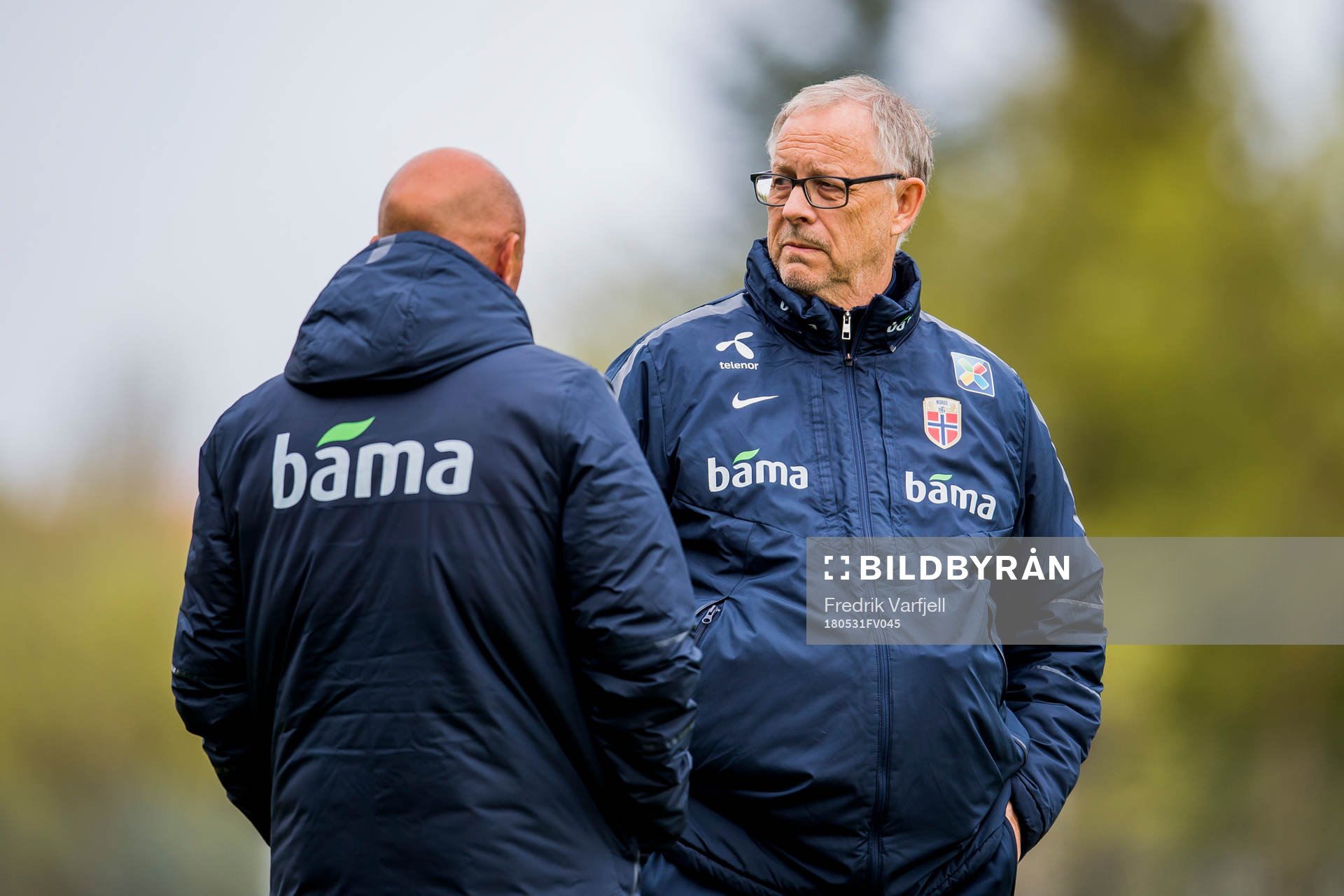 Lars Lagerbäck, head coach of Norway, and Nils Johan Semb, Chief of elite football of the Norwegian Football Association (NFF), during a training session on May 31, 2018 in Reykjavik.