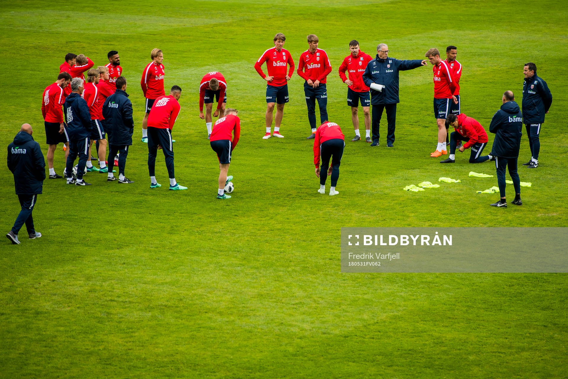 Lars Lagerbäck, head coach of Norway, and the players of