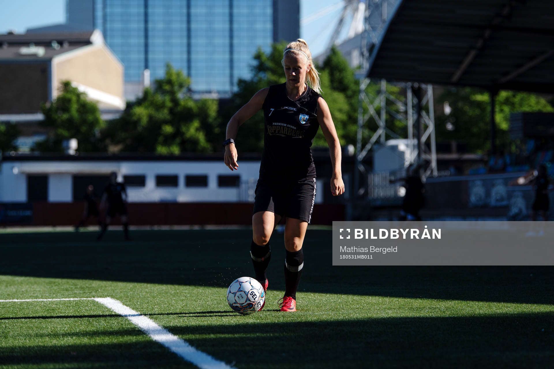 Adelina Engman driver bollen under en träning med det damallsvenska fotbollslaget Kopparbergs/Göteborg den 31 maj 2018 i Göteborg.