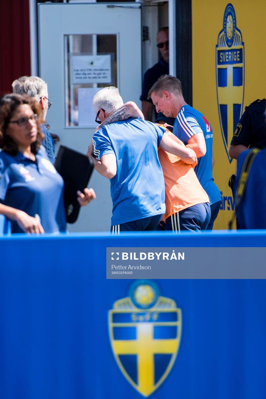 John Guidetti lämnar en träning skadad
