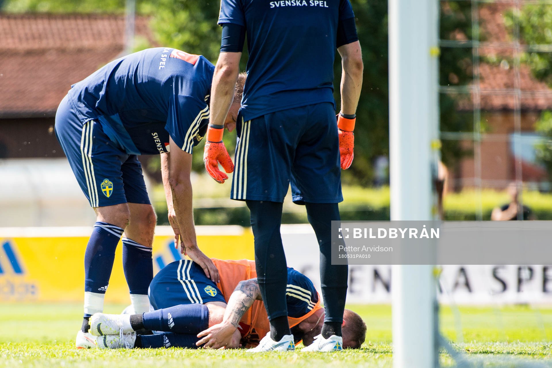 Andreas Granqvist kollar till John Guidetti