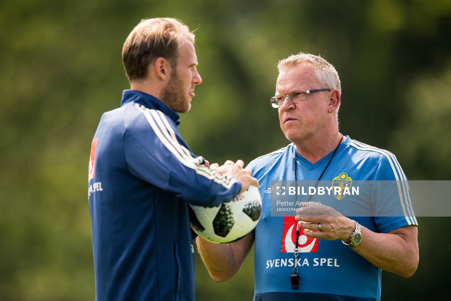 Förbundskapten Janne Andersson i samtal med Ola Toivonen