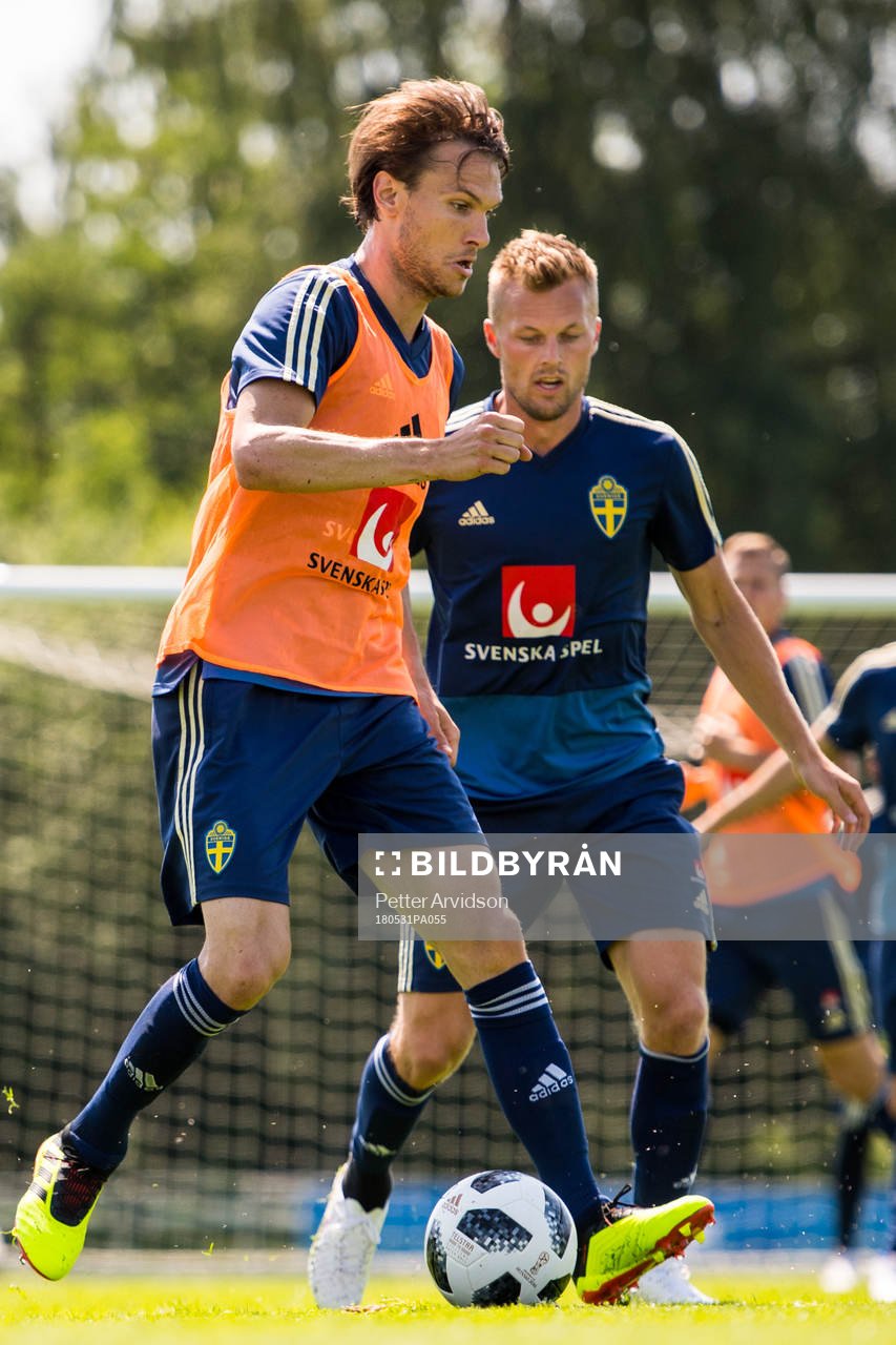 Albin Ekdal grinar illa