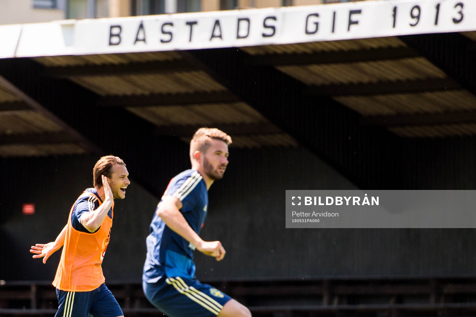 Albin Ekdal grinar illa