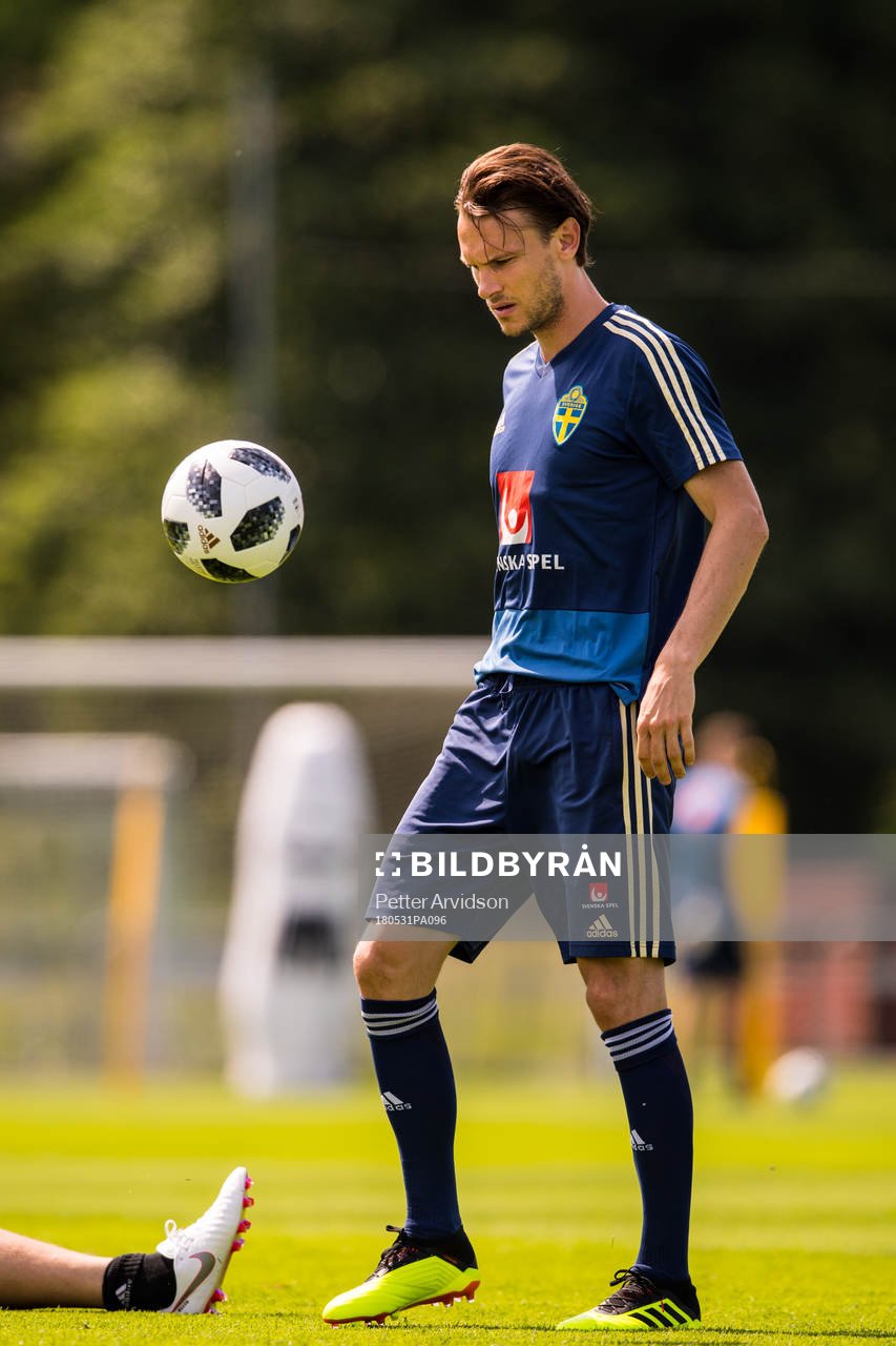 Albin Ekdal grinar illa