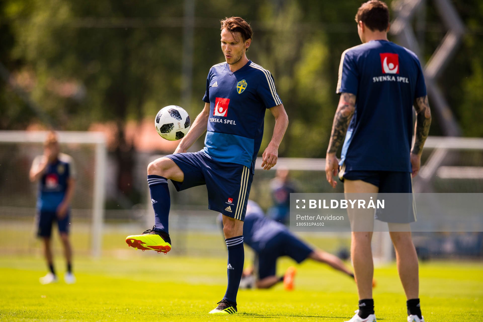 Albin Ekdal grinar illa