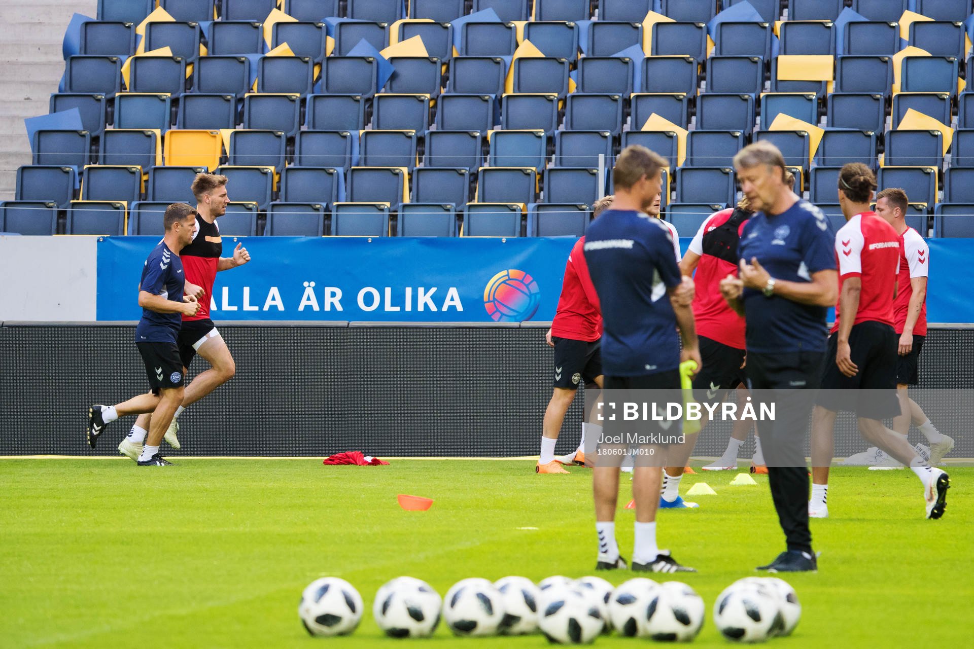 Nicklas Bendtner joggar på sidan om övriga laget