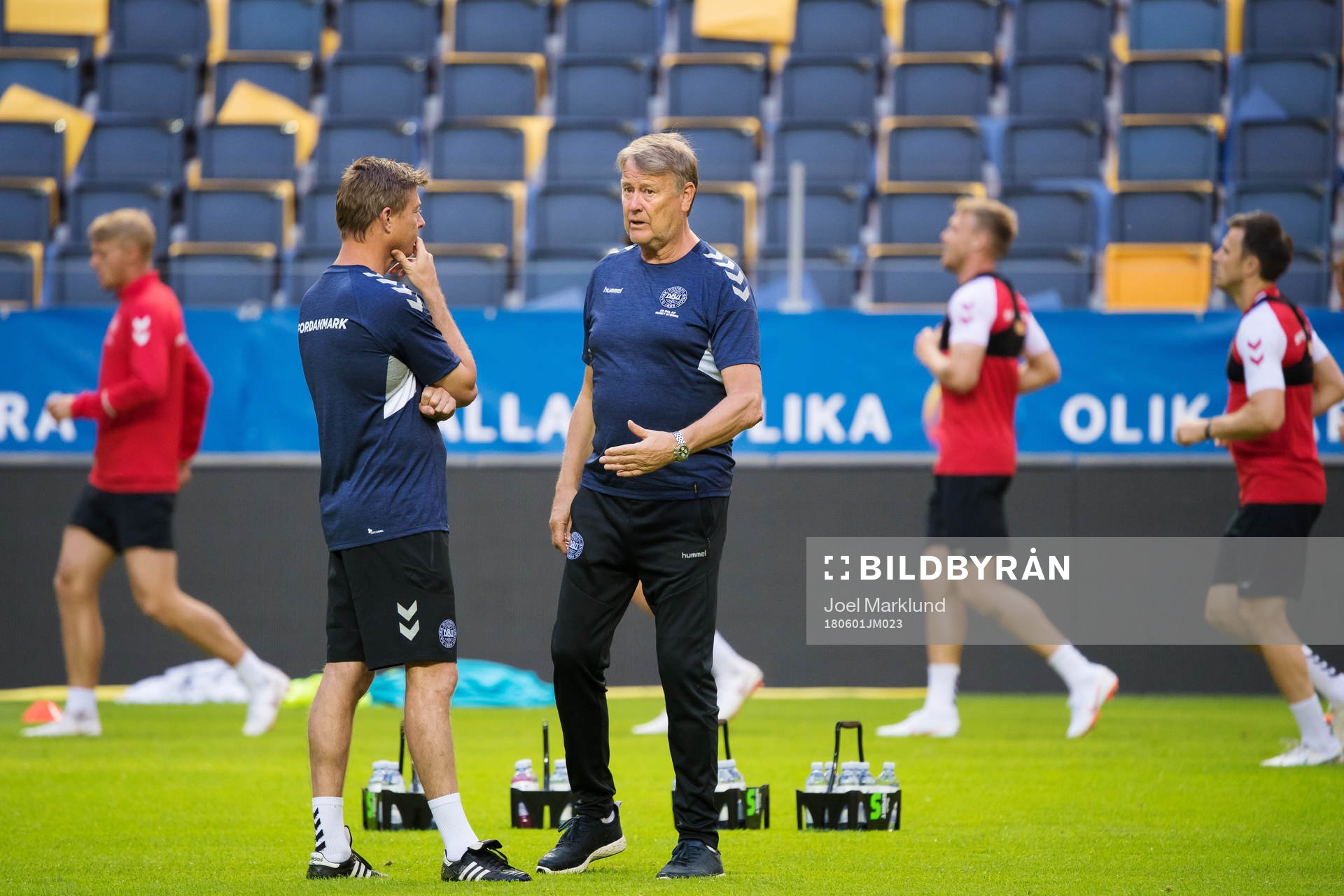 Assisterande tränare Jon Dahl Tomasson och förbundskapten