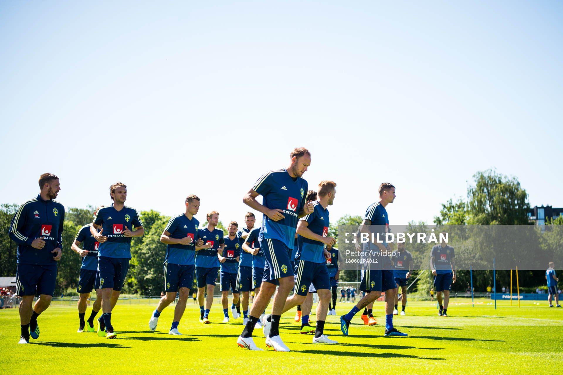 Sveriges spelare med Andreas Granqvist (m) värmer upp