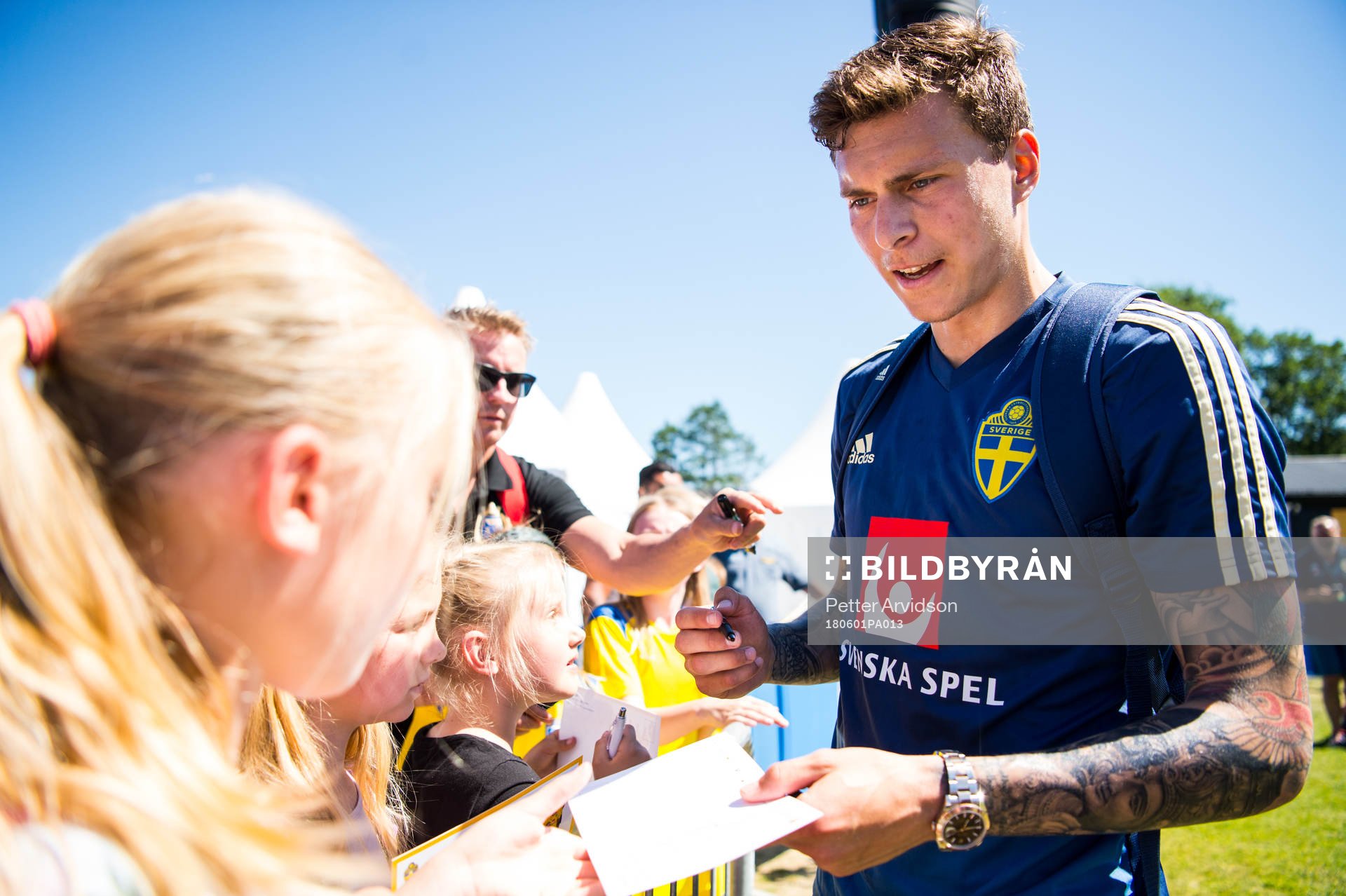 Victor Nilsson Lindelöf skriver autografer