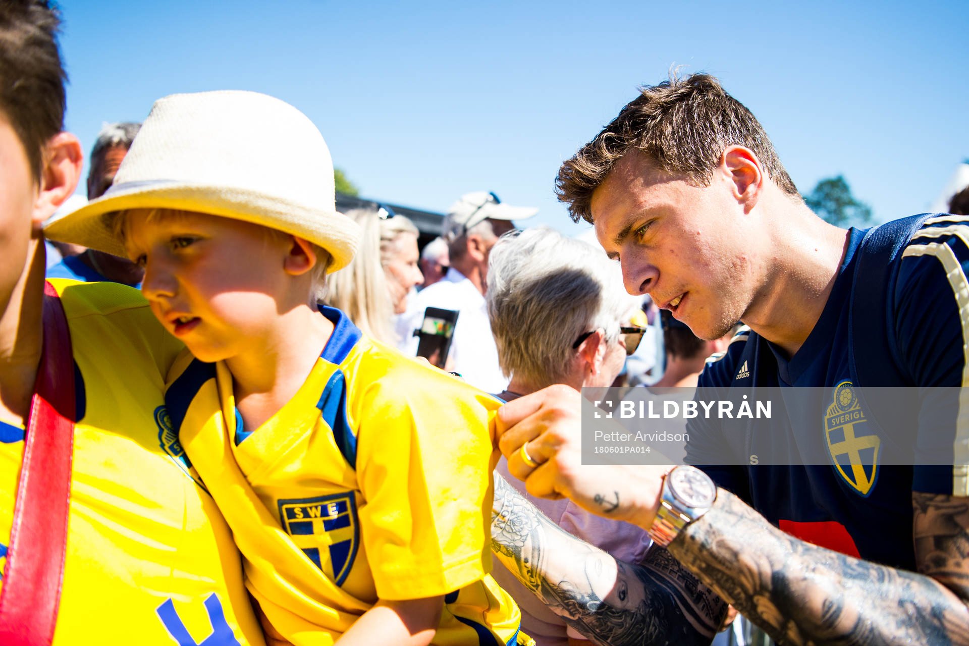 Victor Nilsson Lindelöf skriver autografer