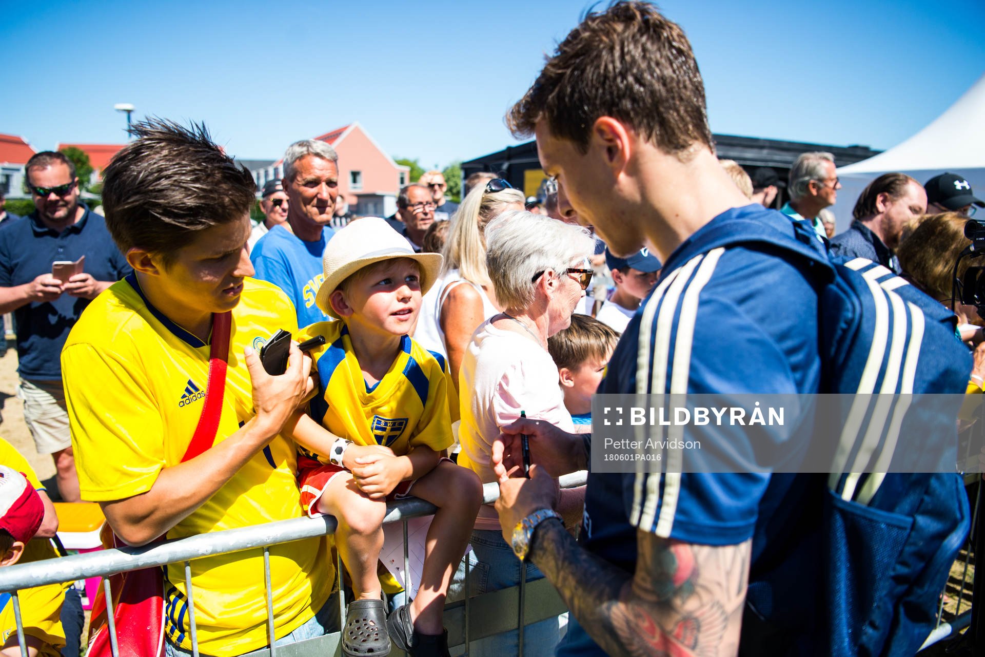 Victor Nilsson Lindelöf skriver autografer