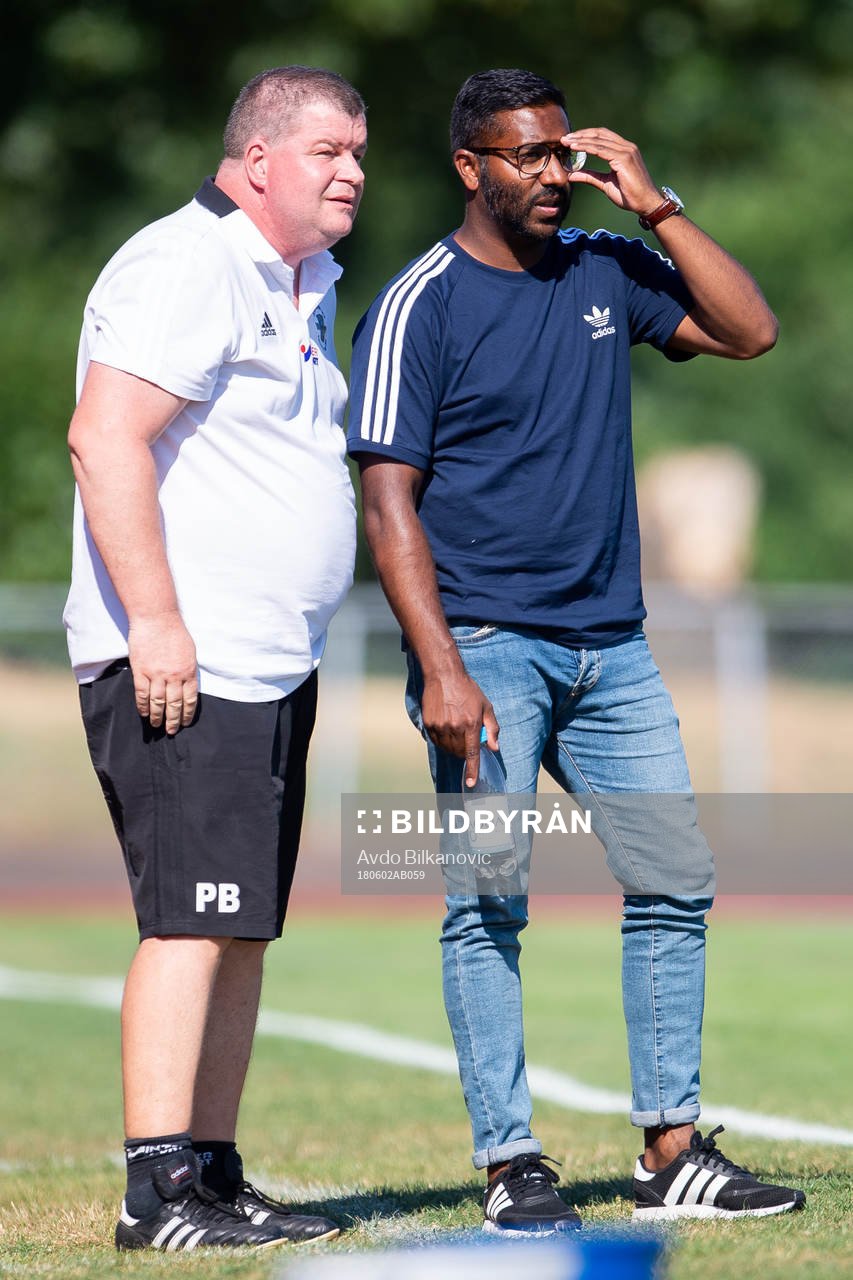 Ängelholms tränare Alexander Tengryd och assisterande tränare Peter Bjurenwall under fotbollsmatchen i Division 1 Södra mellan Ängelholm och Utsikten den 2 juni 2018 i Ängelholm.