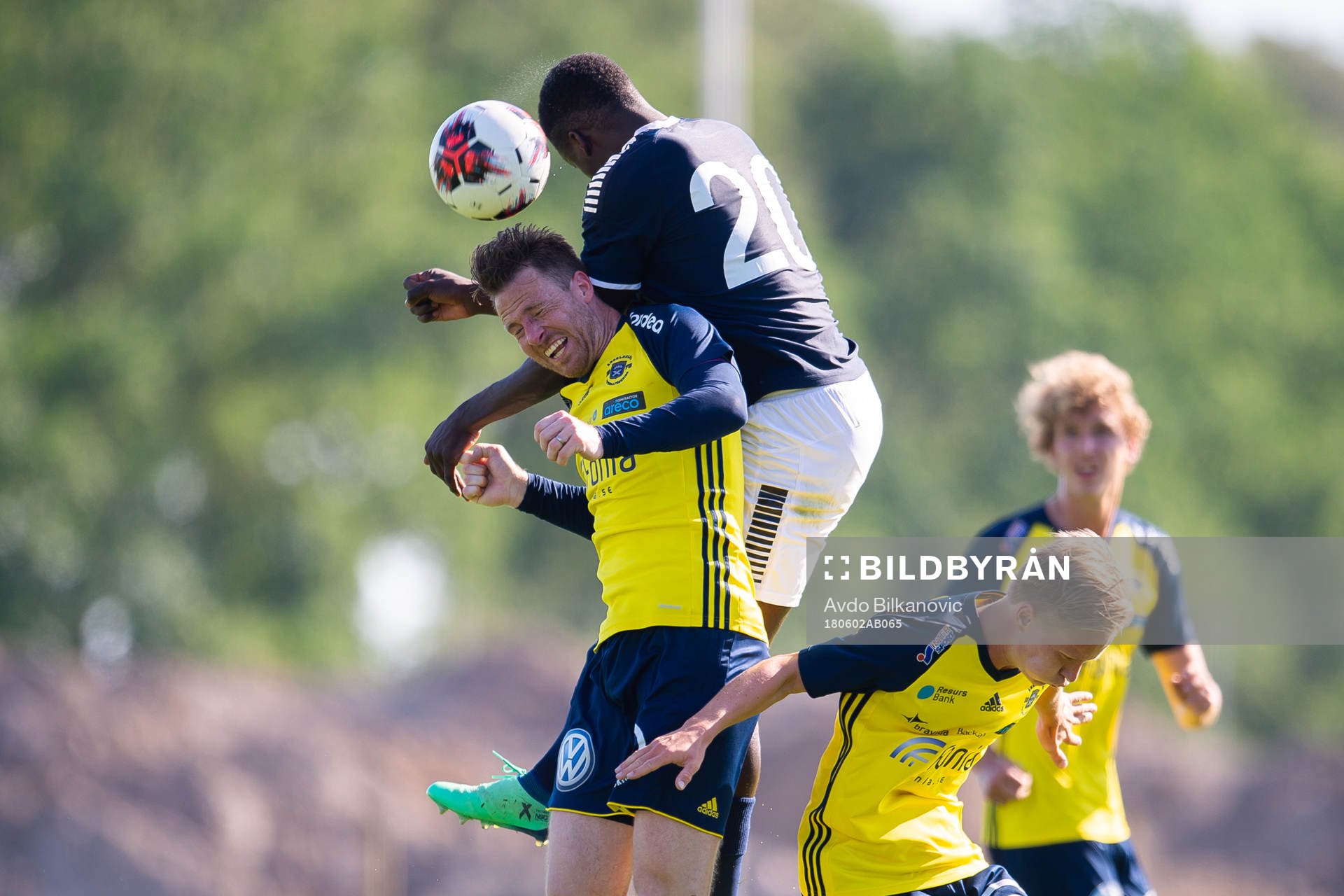 Ängelholms Björn Westerblad och Utsiktens Joel Mumbongo i nickduell under fotbollsmatchen i Division 1 Södra mellan Ängelholm och Utsikten den 2 juni 2018 i Ängelholm.