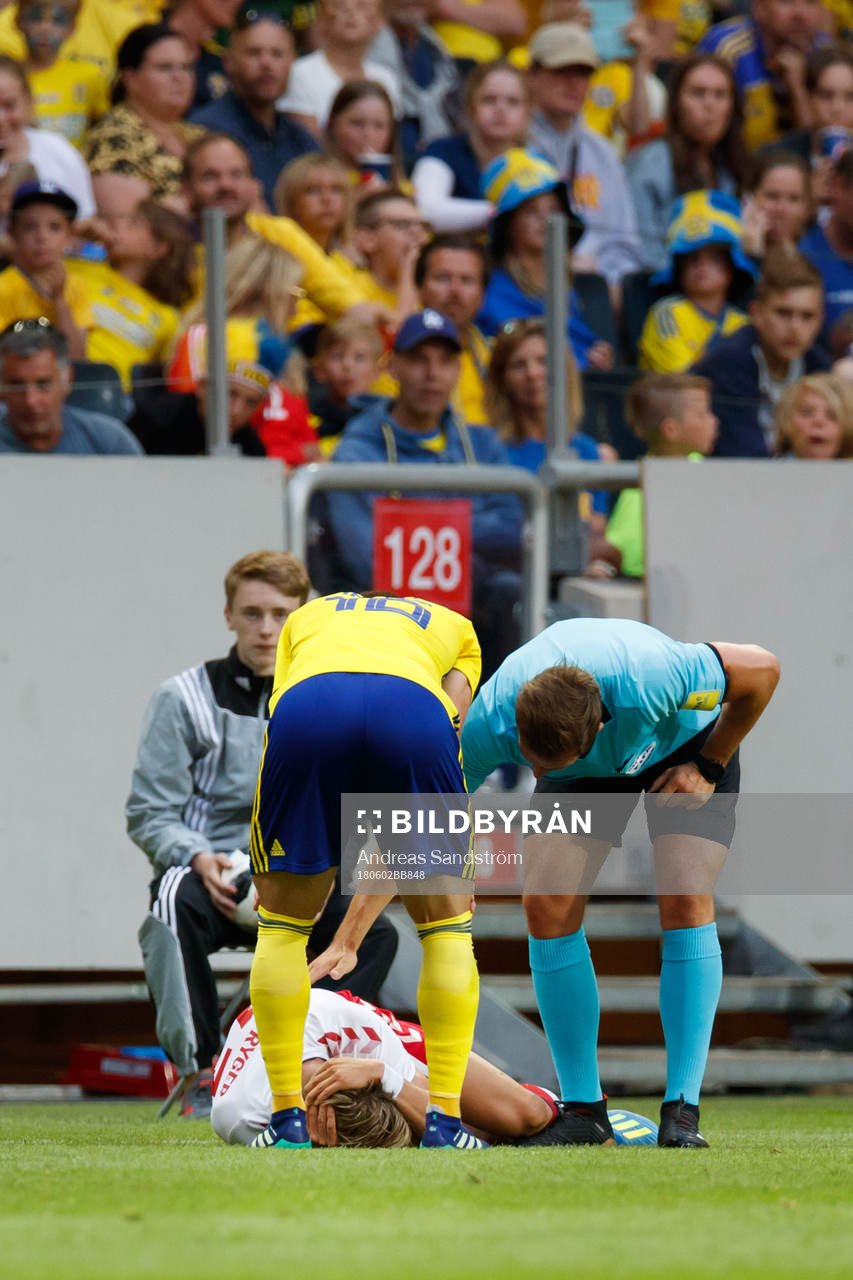 Danmarks Jens Stryger Larsen blir liggande