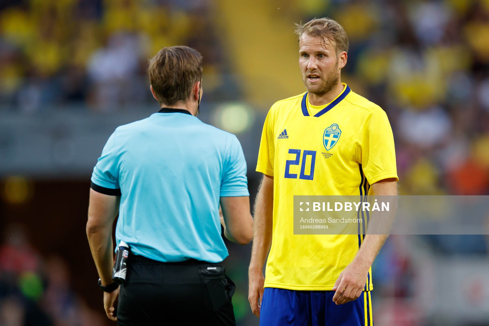 Sveriges Ola Toivonen pratar med domaren under träningslandskampen i fotboll mellan Sverige och Danmark den 2 juni 2018 i Stockholm.