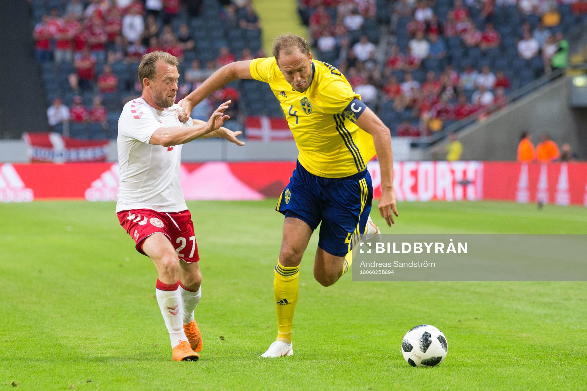 Danmarks Michael Krohn-Dehli och Sveriges Andreas Granqvist