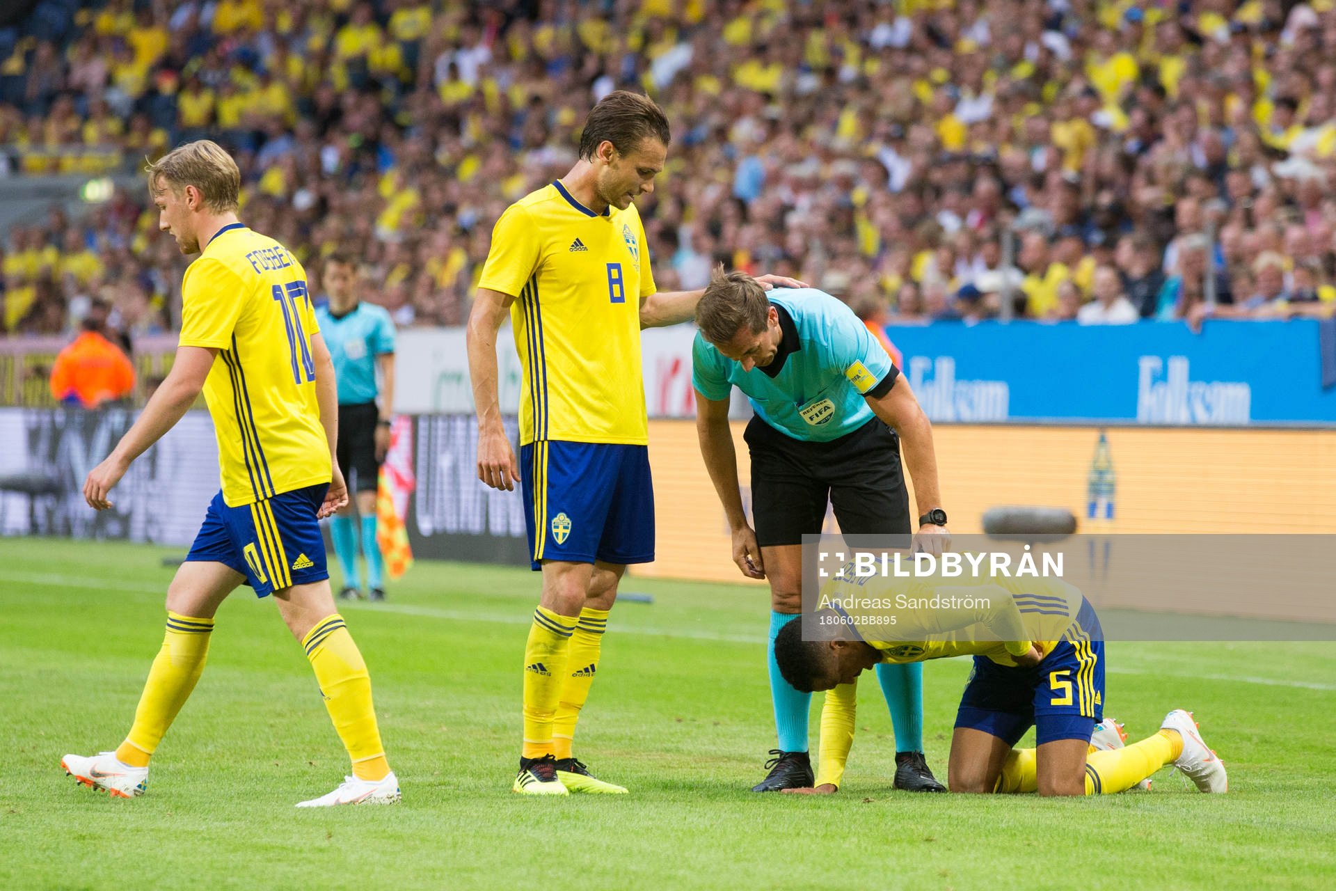 Sveriges Emil Forsberg, Albin Ekdal och domare Tobias