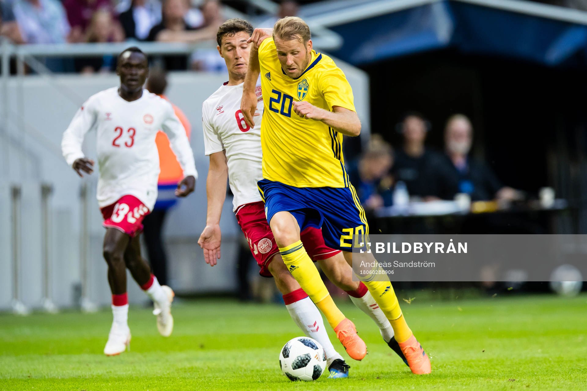 Sveriges Ola Toivonen jagas av Danmarks Andreas Christensen