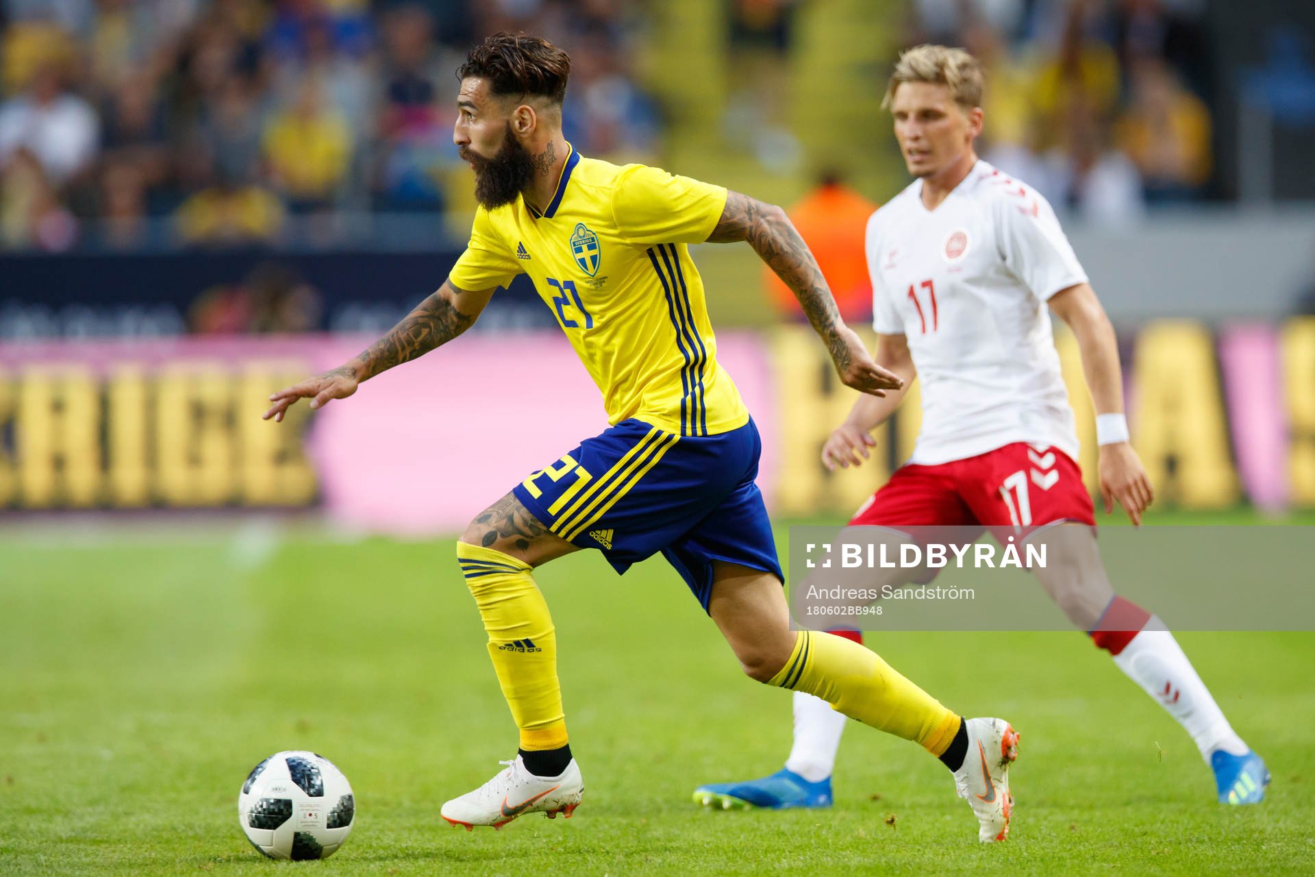 Sveriges Jimmy Durmaz och Danmarks Jens Stryger Larsen