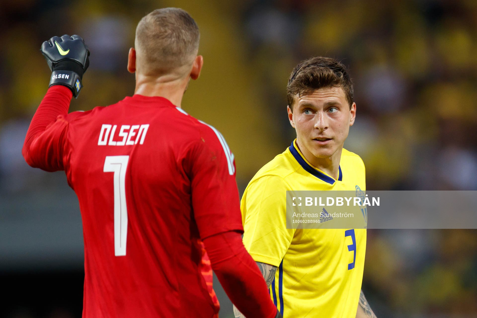Sveriges målvakt Robin Olsen pratar med Victor Nilsson